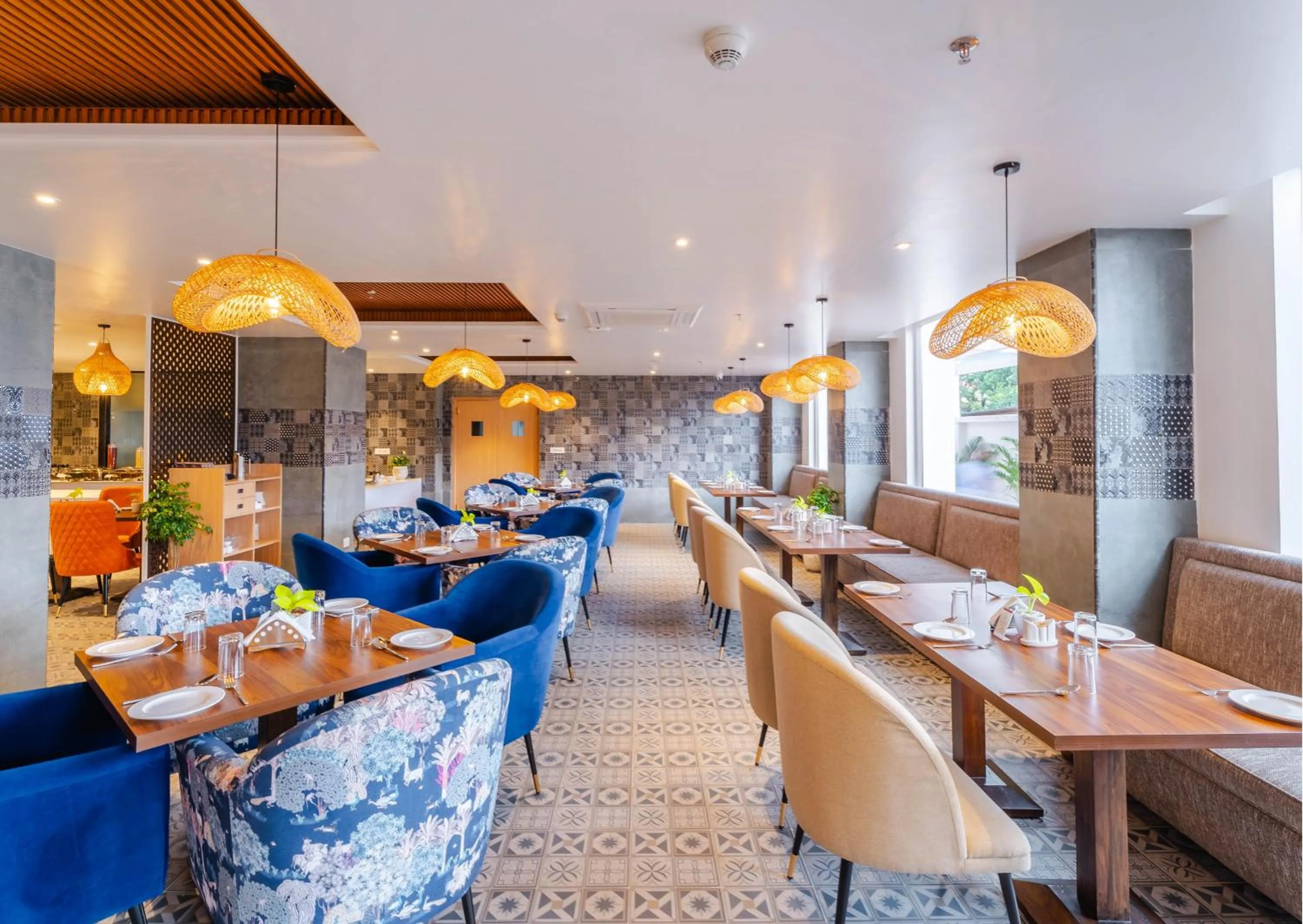 Restaurant/places to eat in Hotel Anuttara