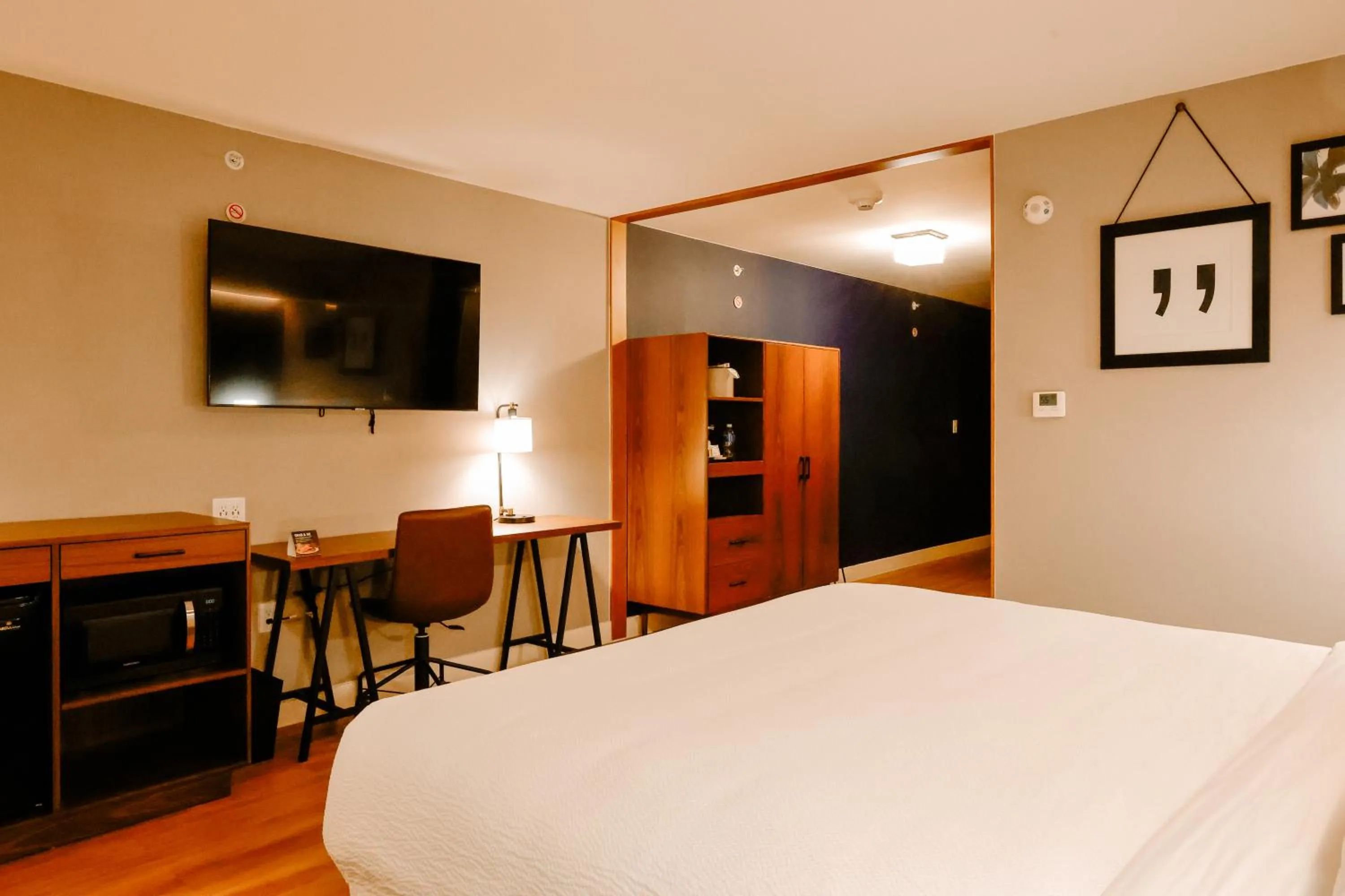 TV and multimedia, Bed in Four Points by Sheraton Austin Airport