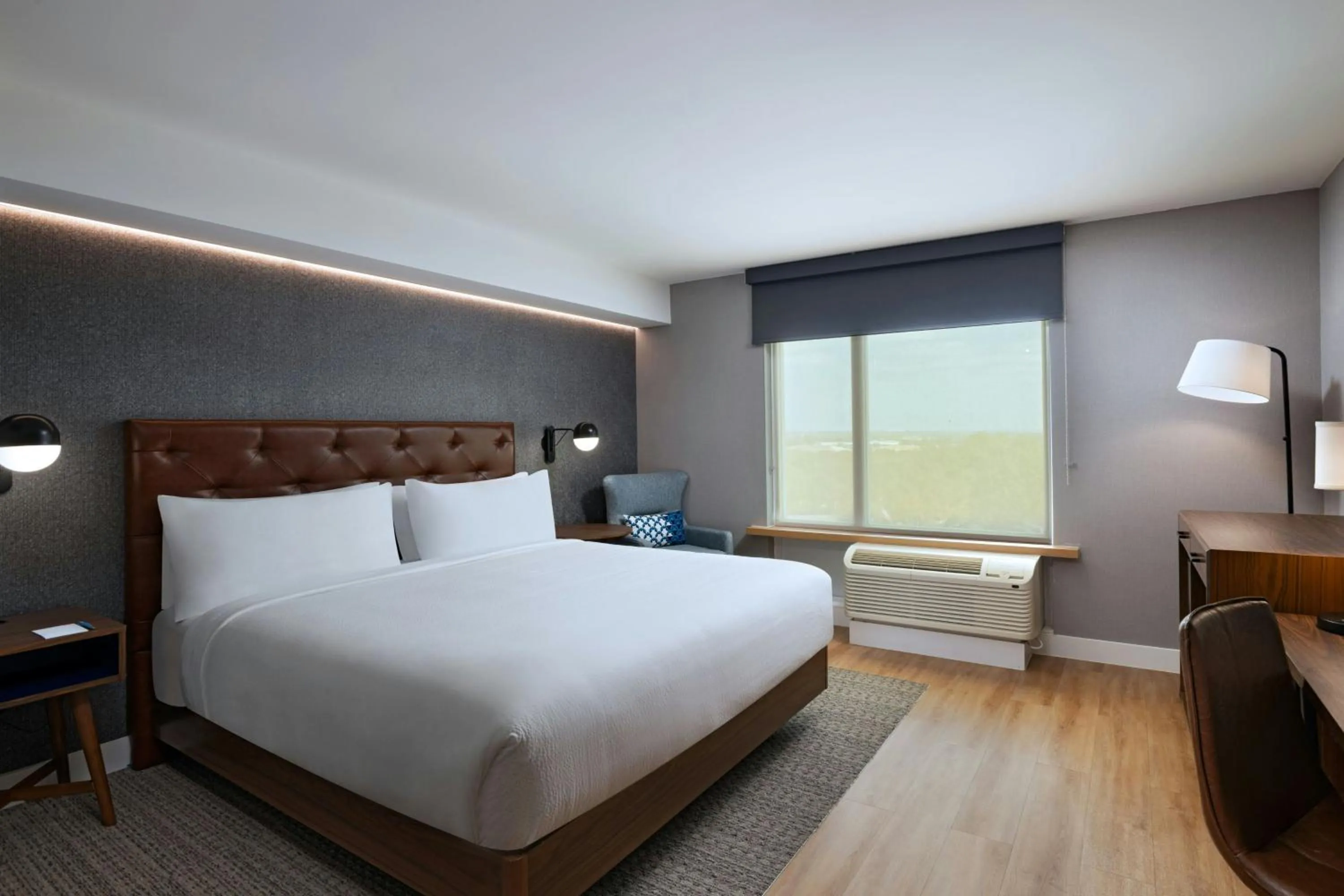 Photo of the whole room, Bed in Four Points by Sheraton Austin Airport