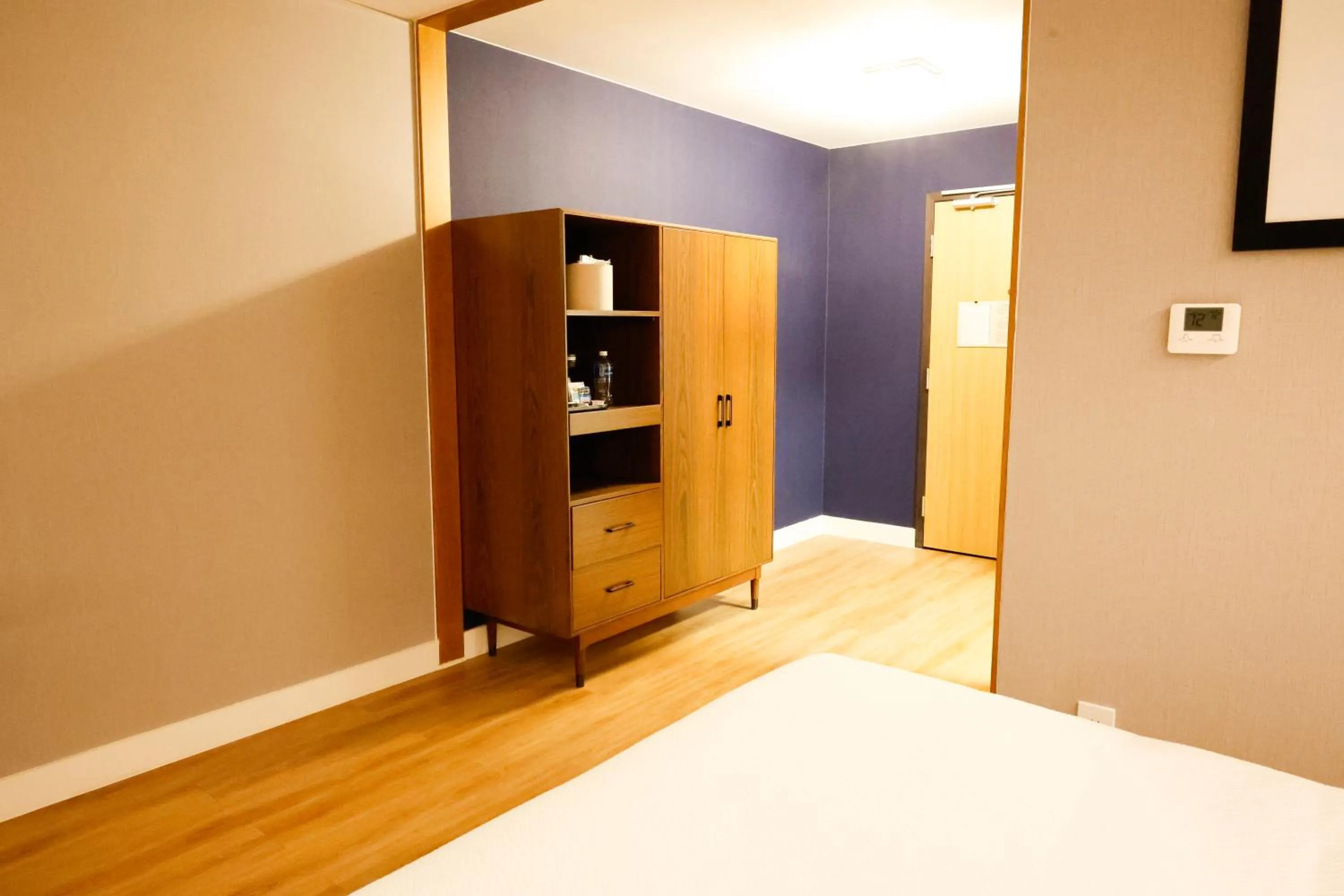 Living room, Bed in Four Points by Sheraton Austin Airport