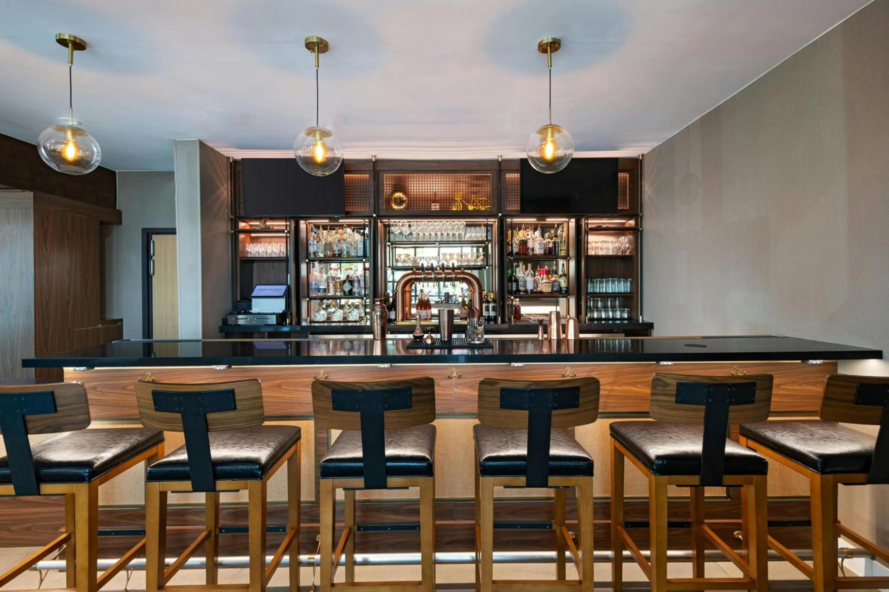 Lounge or bar in Four Points by Sheraton Austin Airport