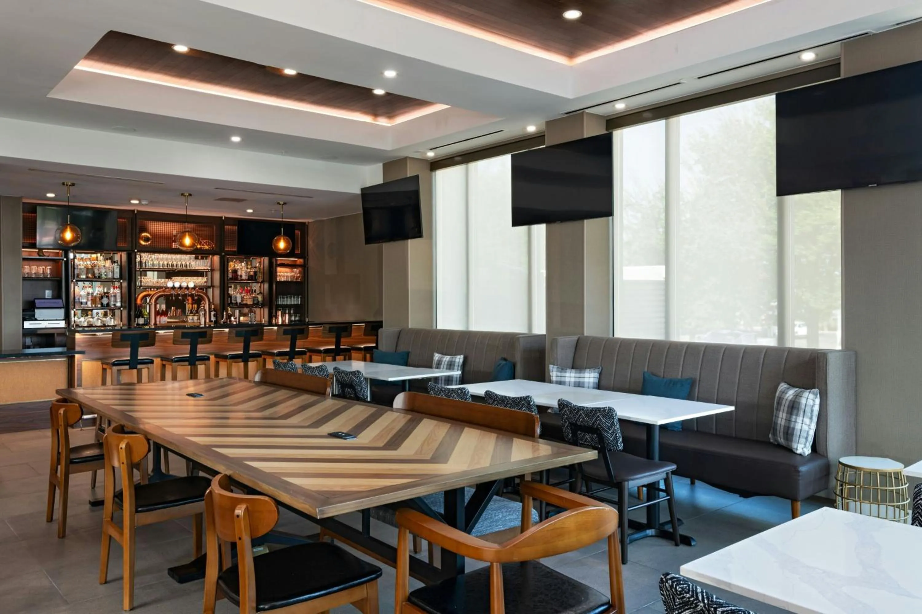 Lounge or bar in Four Points by Sheraton Austin Airport