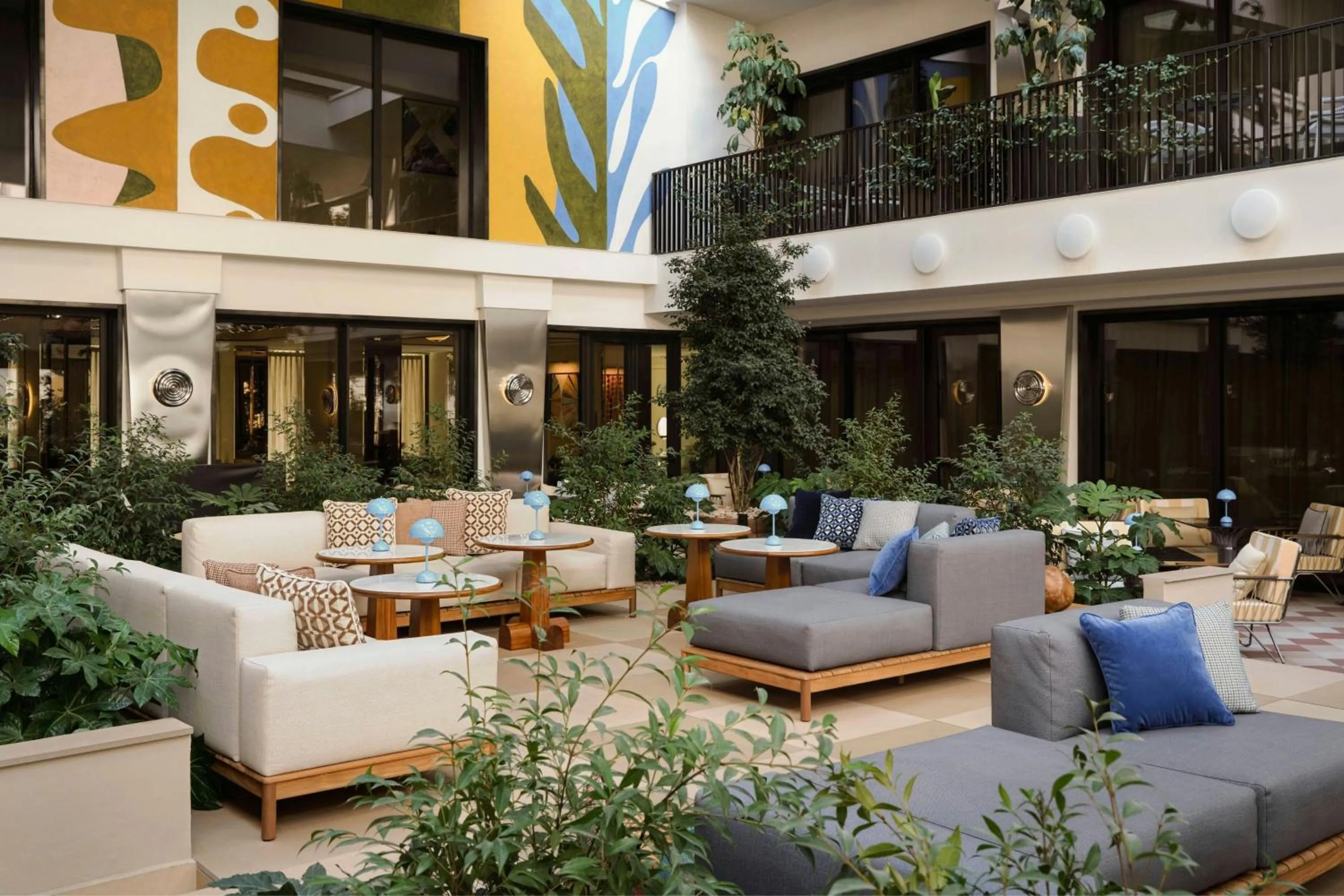 Lounge or bar in W Florence