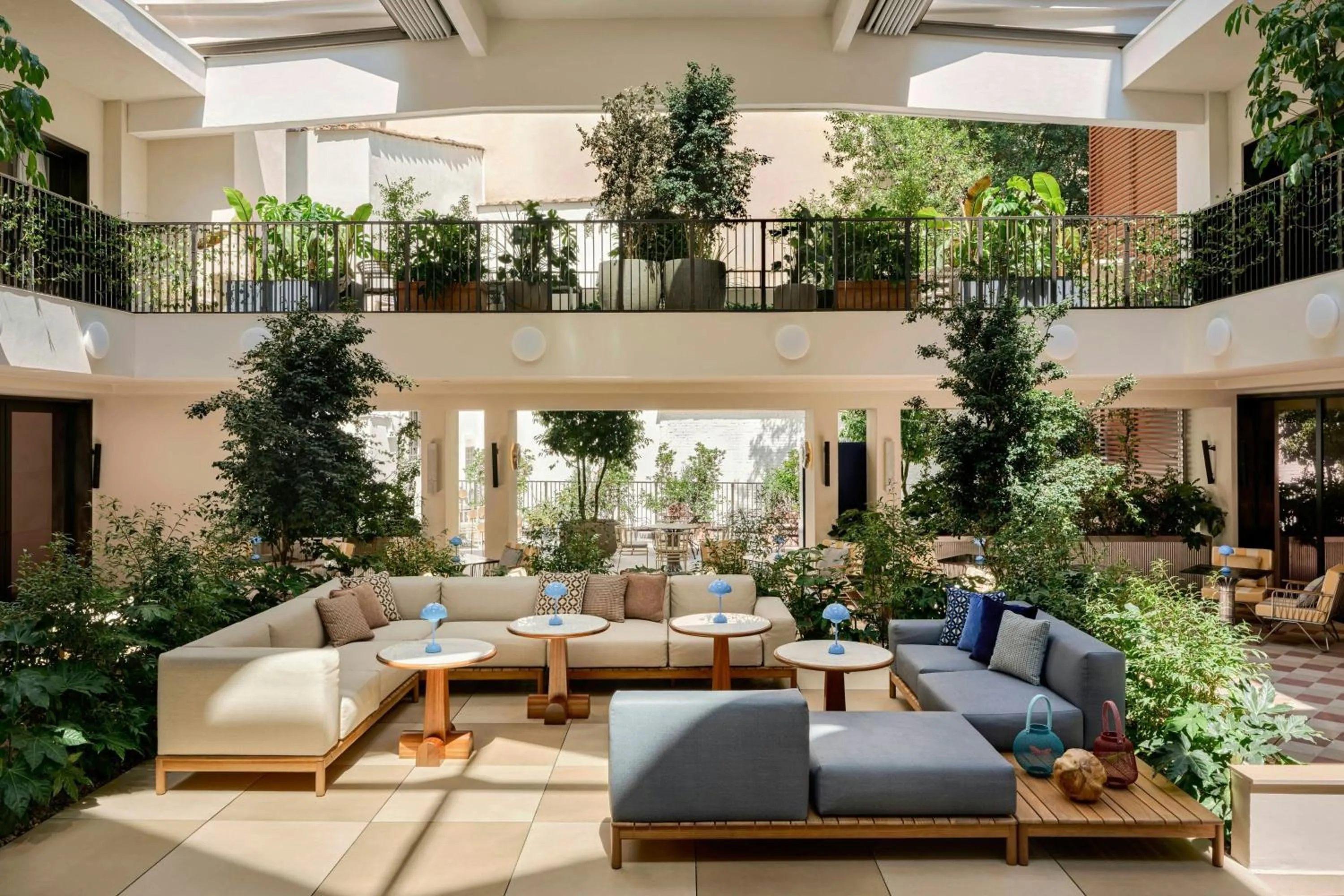 Lounge or bar in W Florence