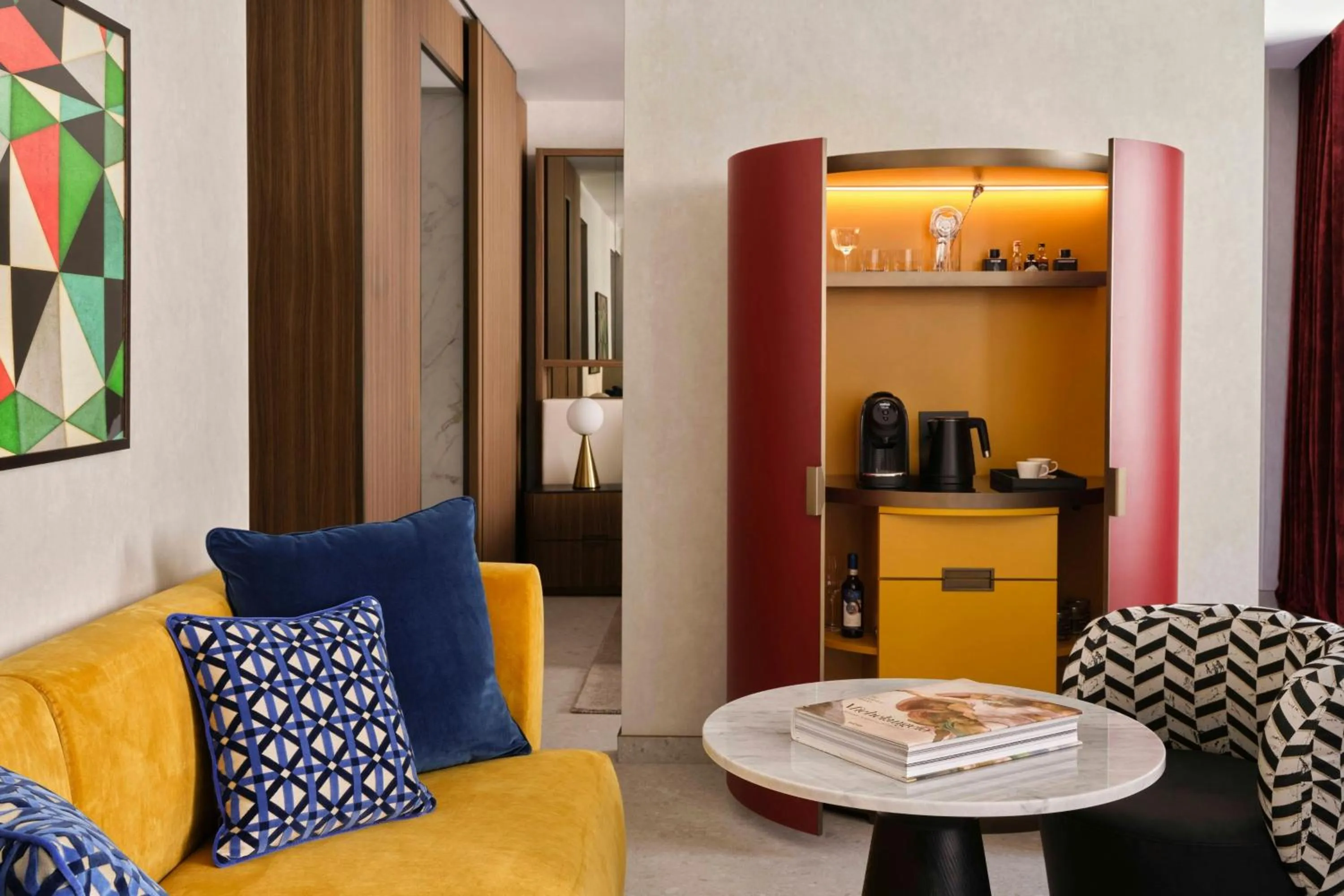 Lounge or bar in W Florence