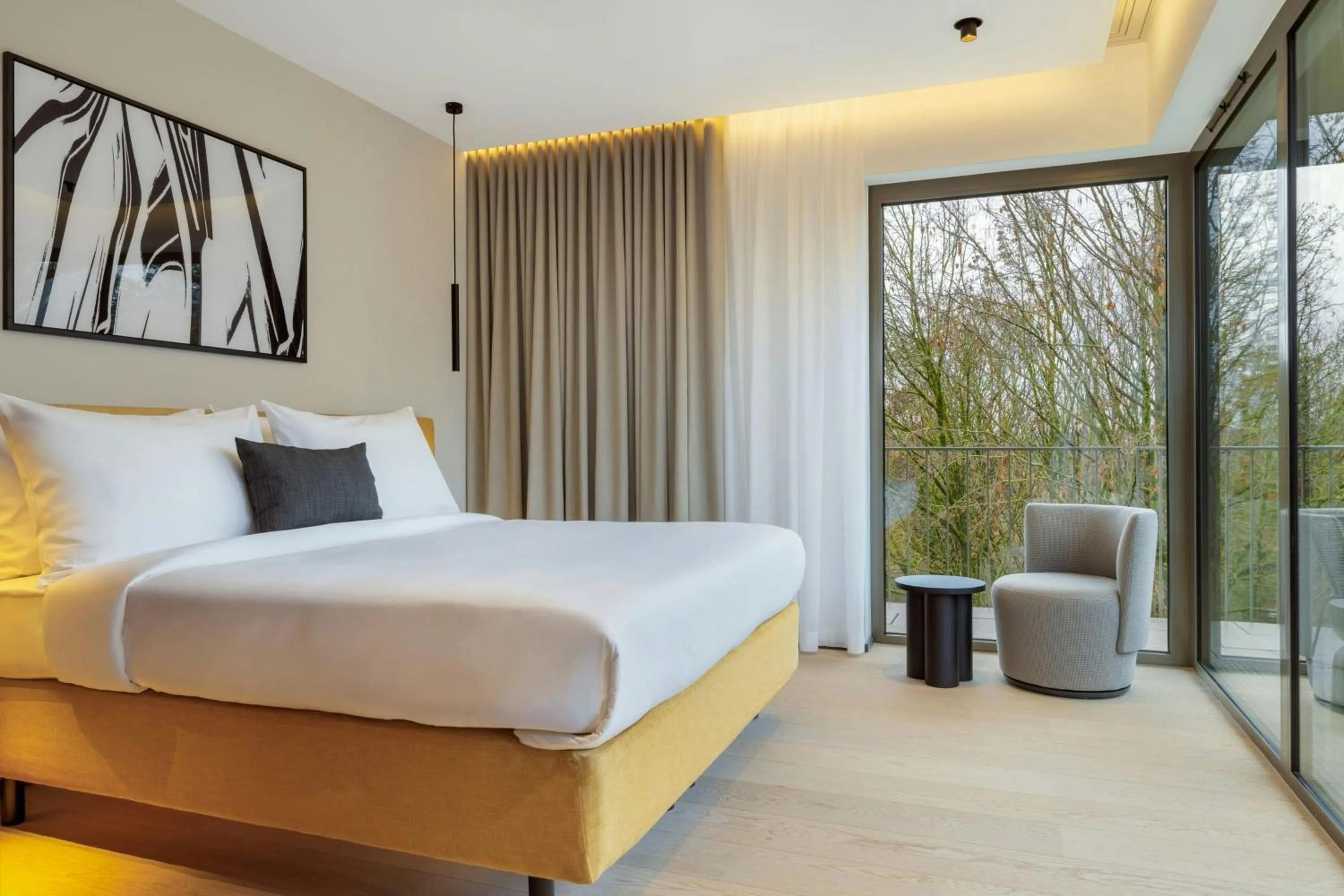 Photo of the whole room, Bed in DAS AFFALTERBACH, Stuttgart, Autograph Collection