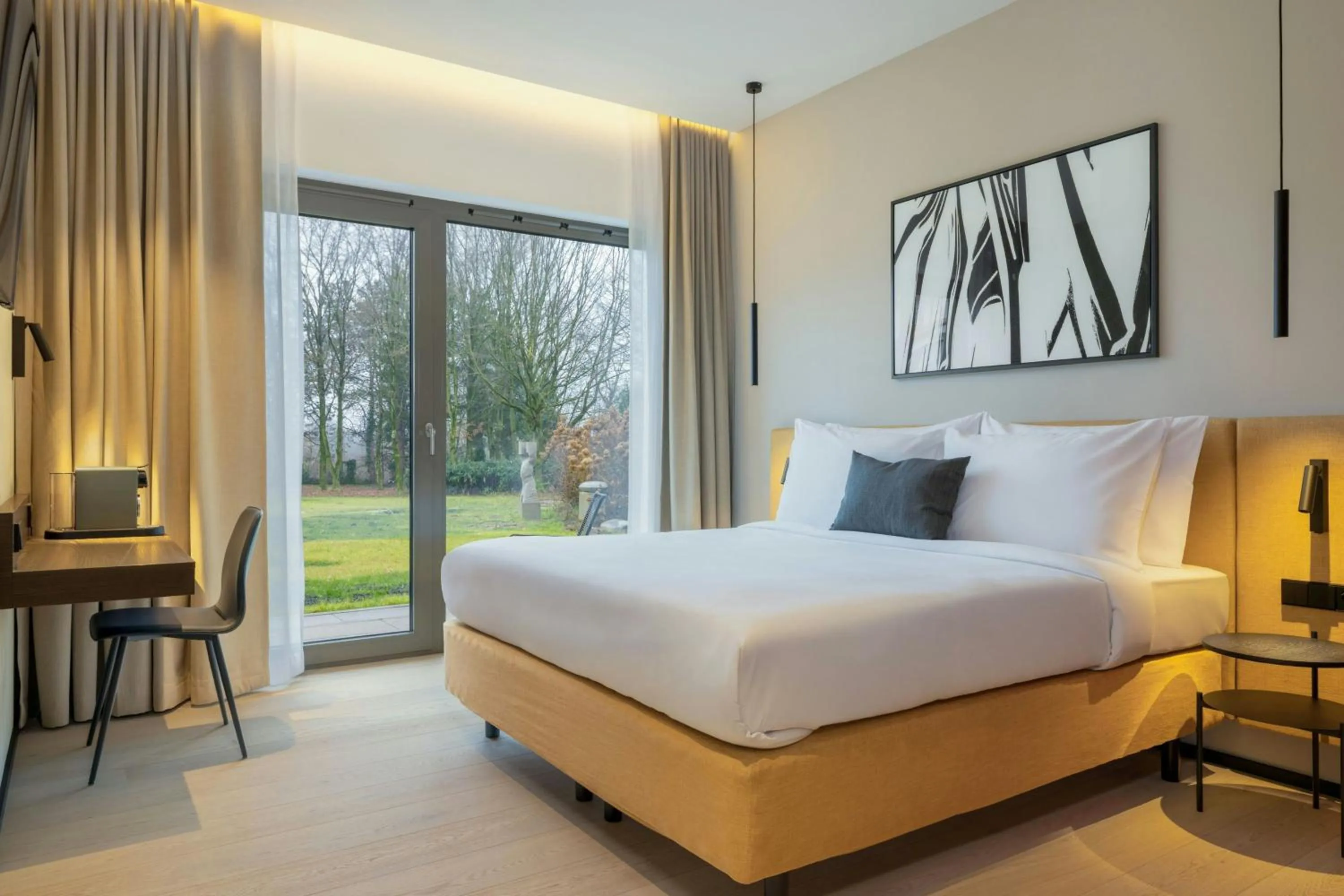 Photo of the whole room, Bed in DAS AFFALTERBACH, Stuttgart, Autograph Collection