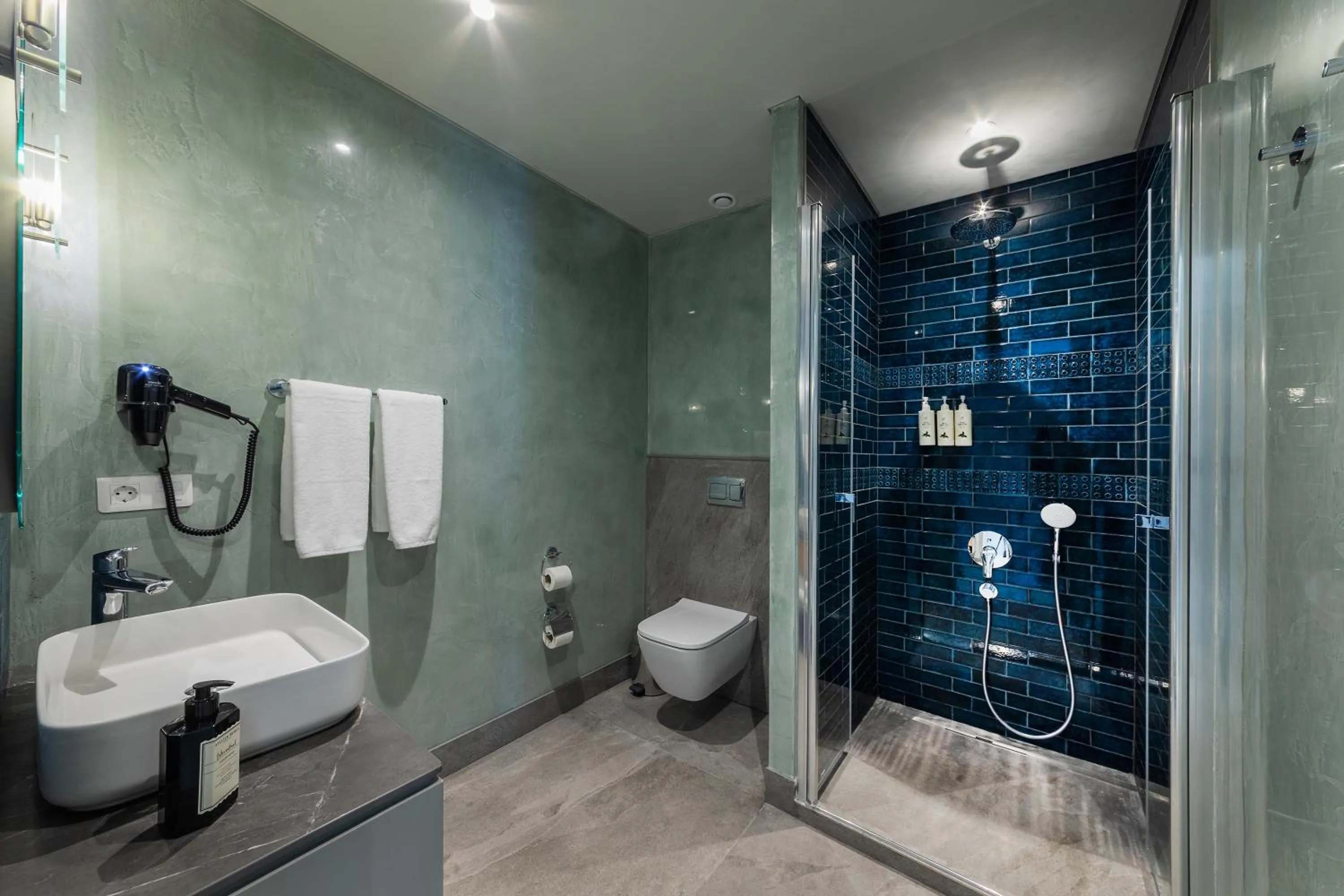 Shower in Meroddi Beyoğlu Residence