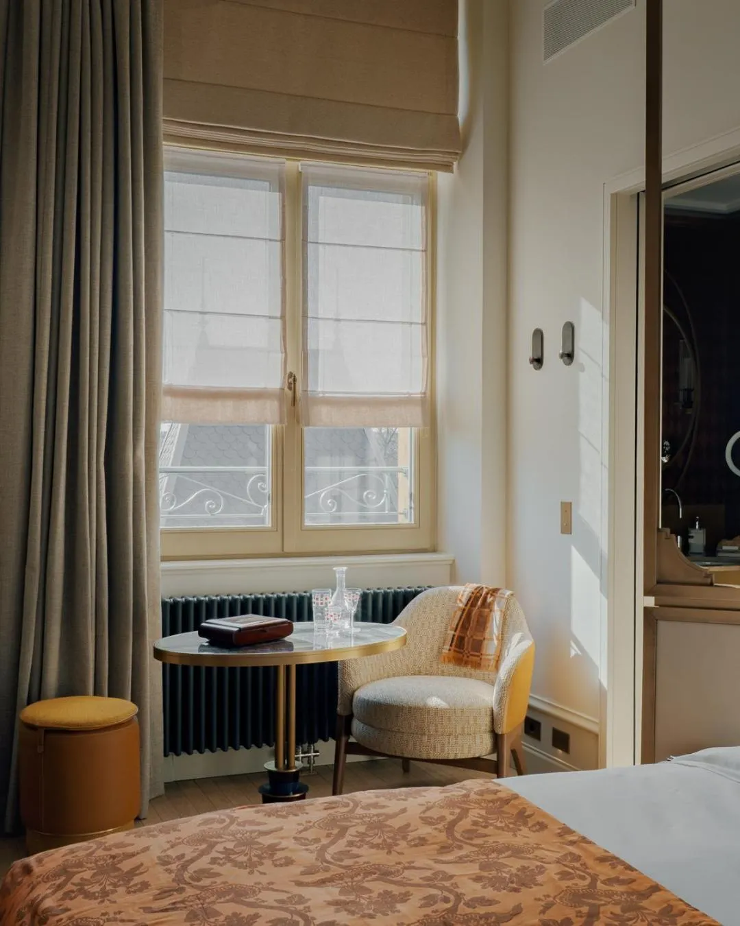 Seating area, Bed in Villa Pétrusse - Relais & Châteaux
