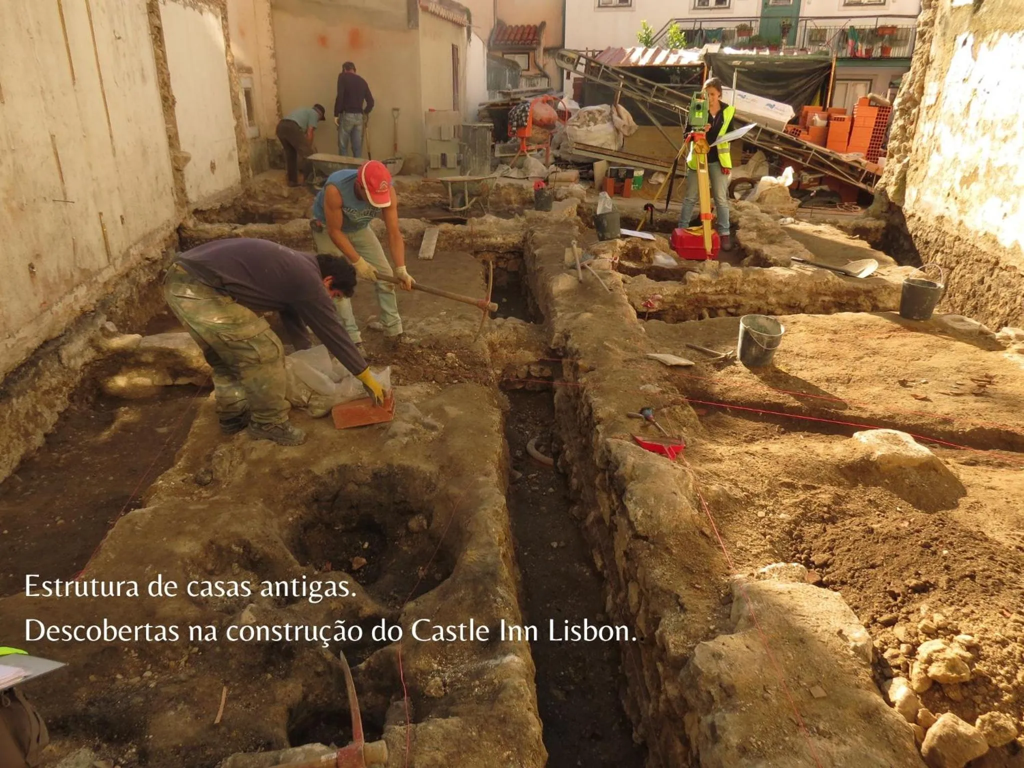 Property building in Castle Inn Lisbon Apartments