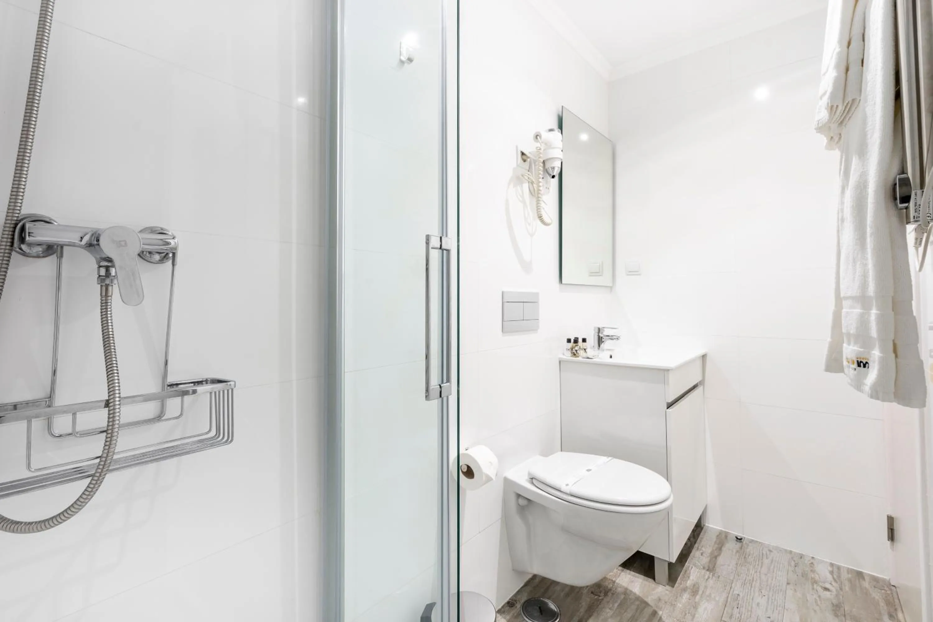 Toilet in Castle Inn Lisbon Apartments