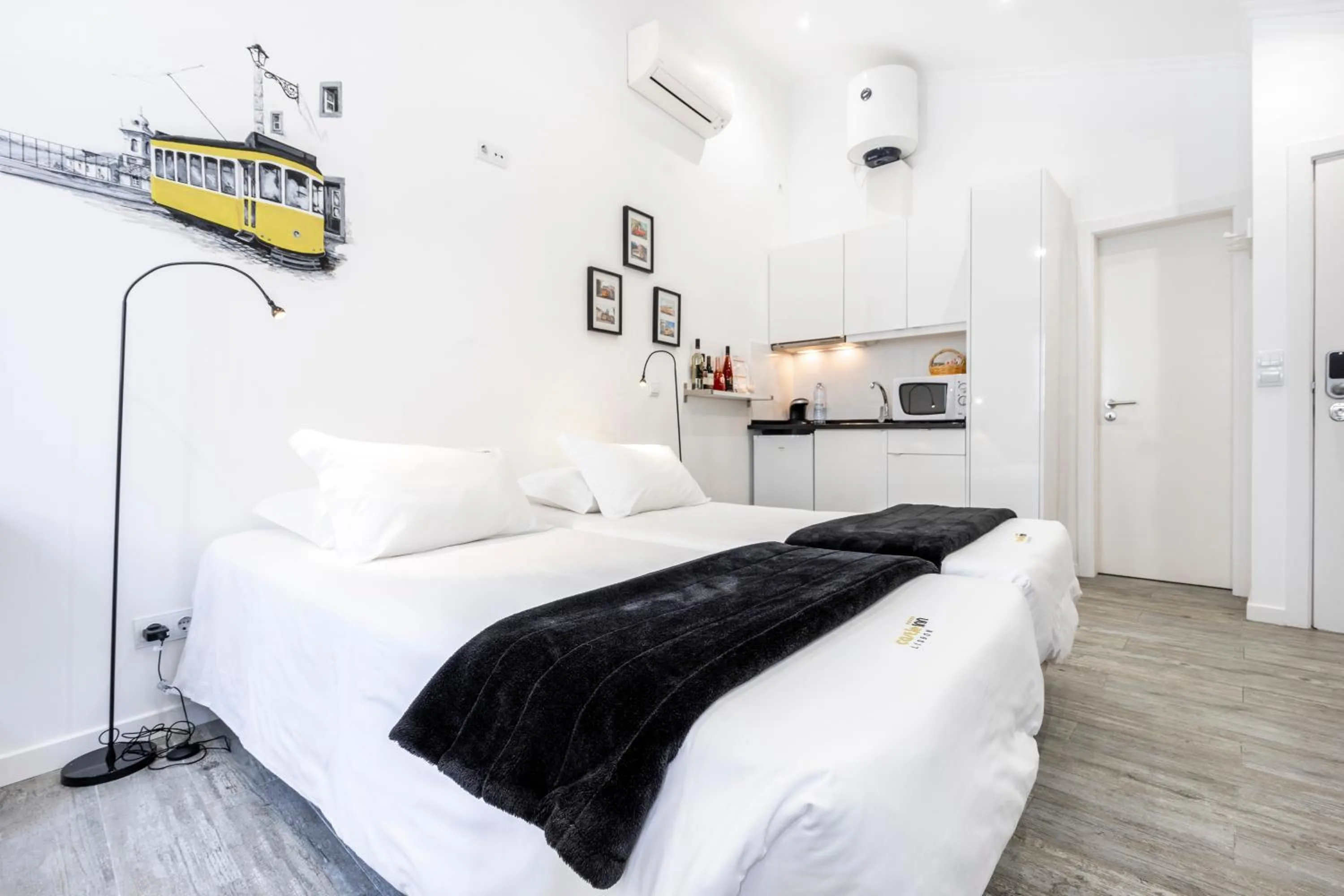 Bed in Castle Inn Lisbon Apartments