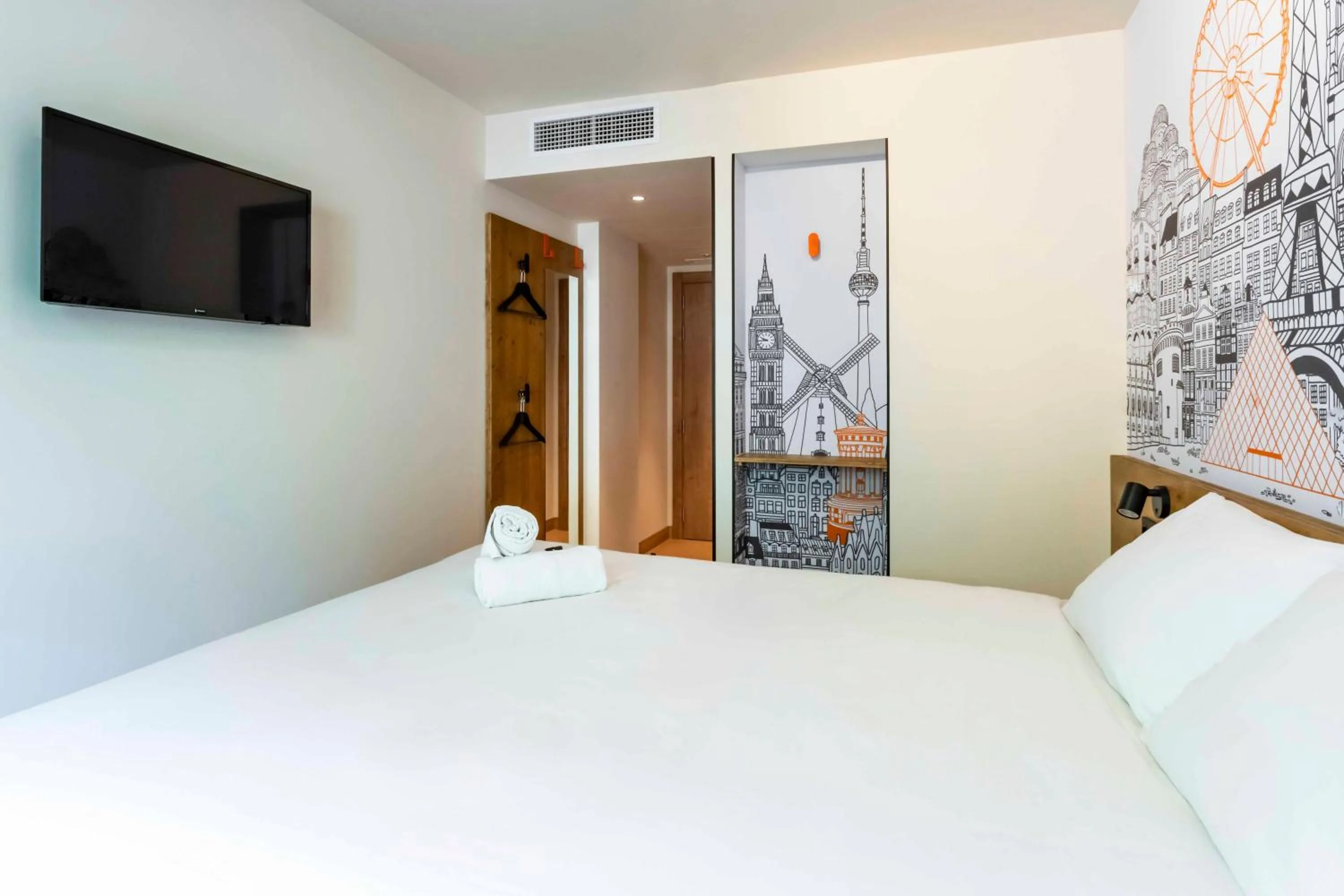 Bedroom, Bed in easyHotel Barcelona La Sagrera