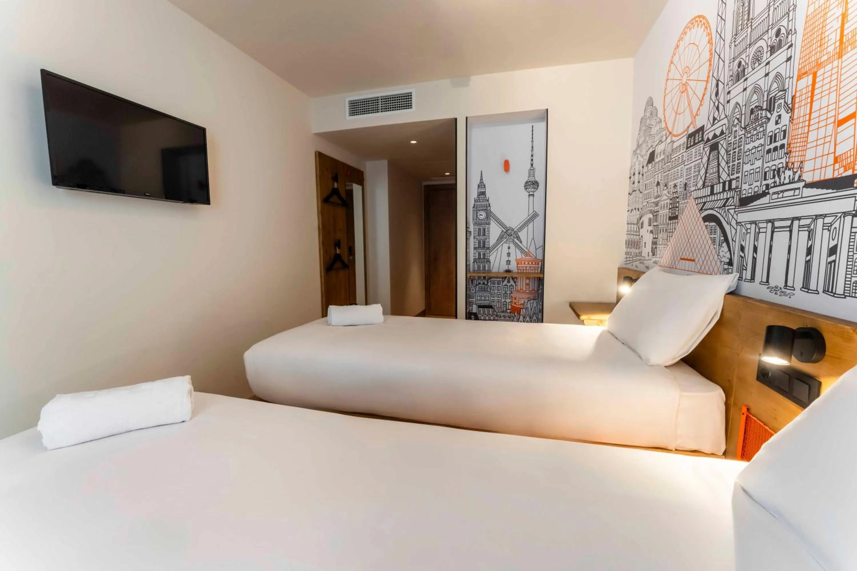 Bedroom, Bed in easyHotel Barcelona La Sagrera