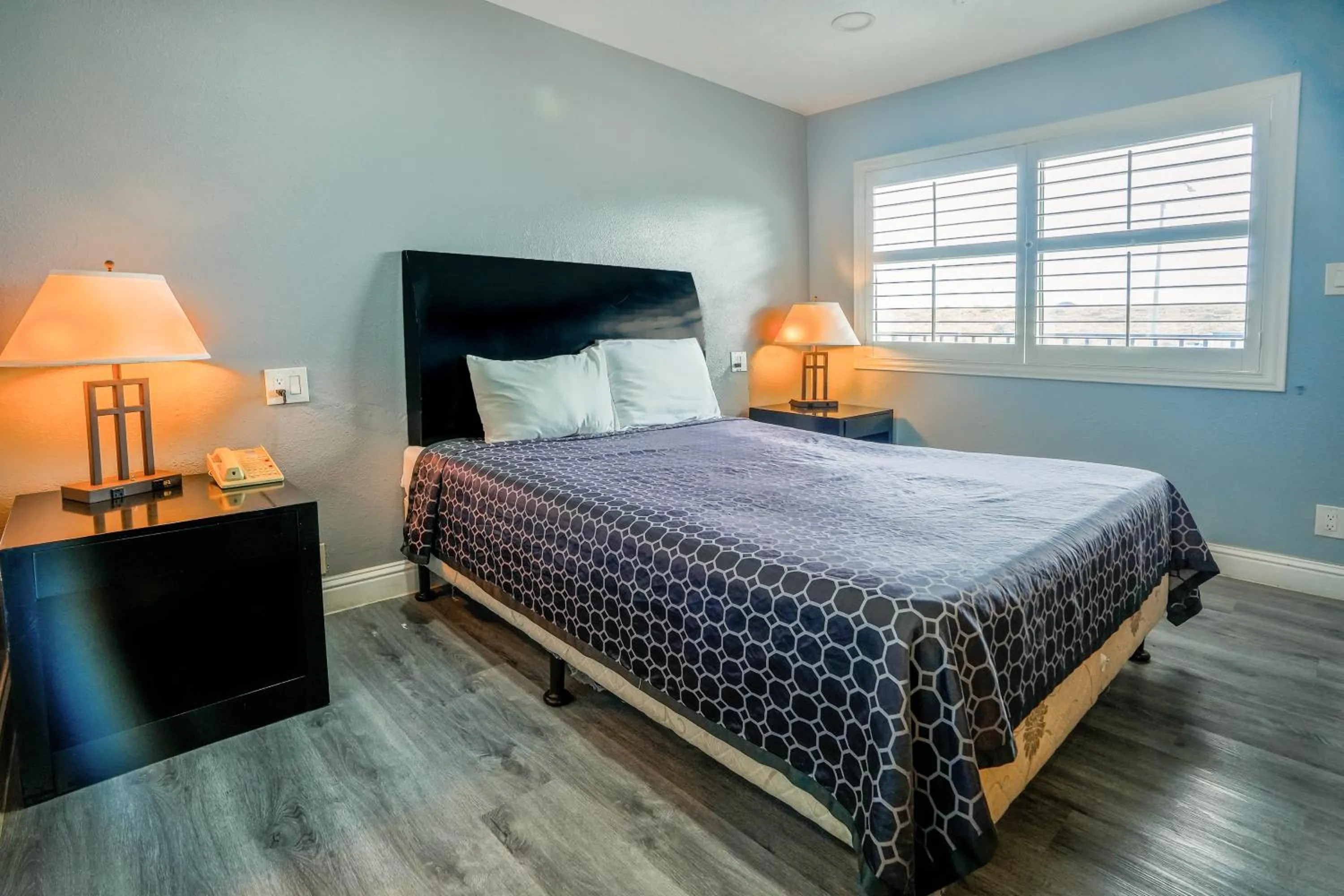 Bedroom, Bed in Economy Inn Buttonwillow Bakersfield I-5