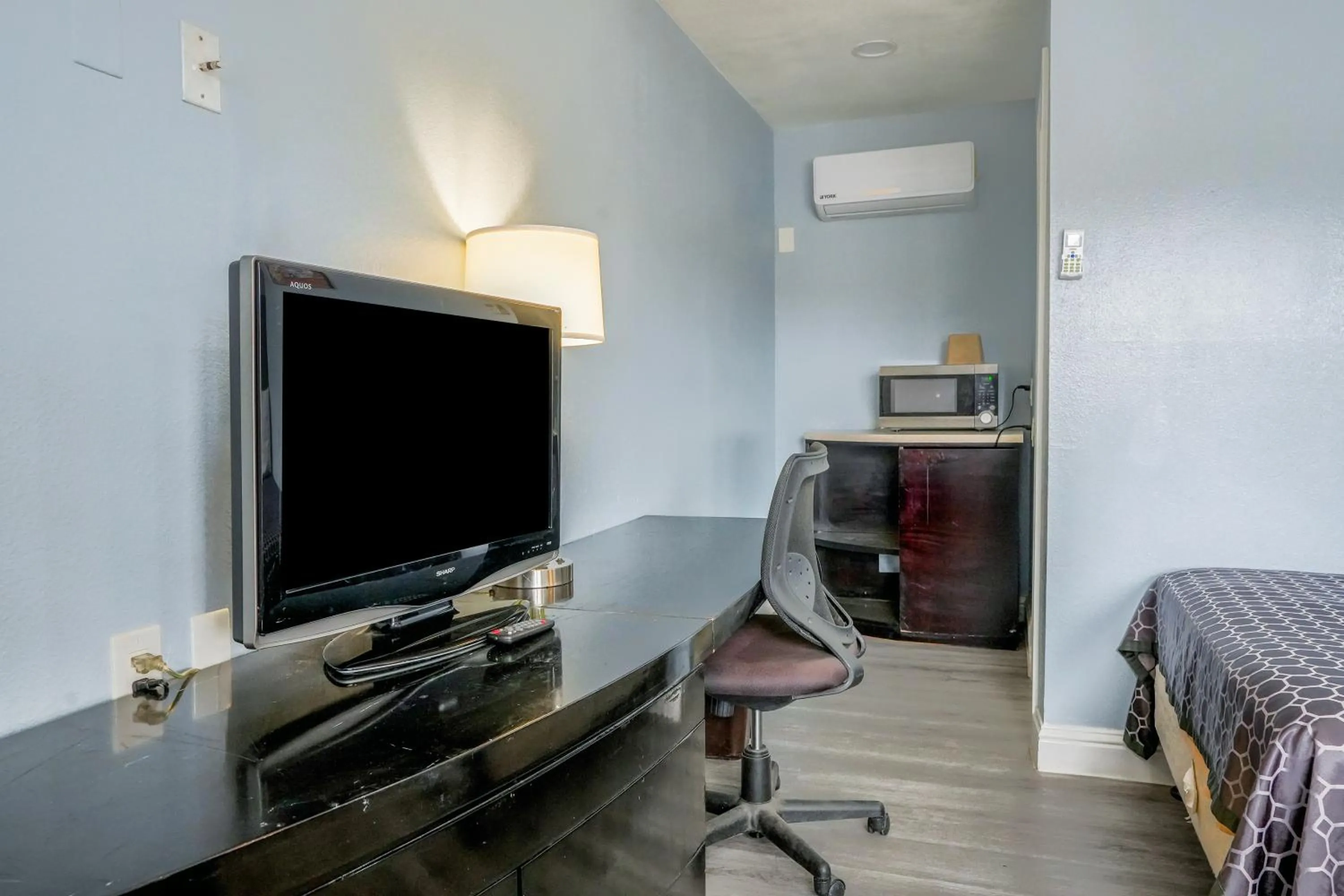 Bedroom, Bed in Economy Inn Buttonwillow Bakersfield I-5