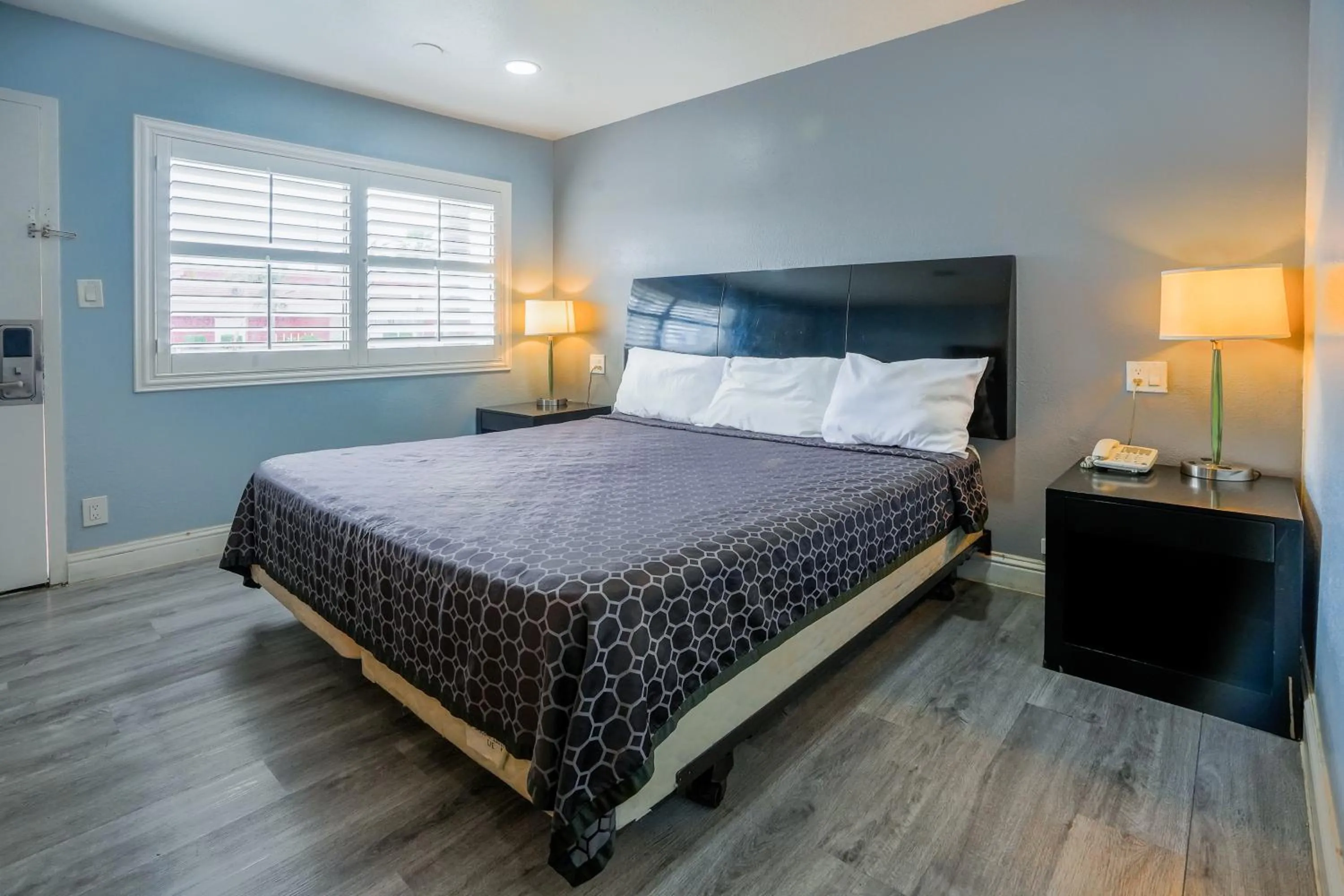 Bedroom, Bed in Economy Inn Buttonwillow Bakersfield I-5