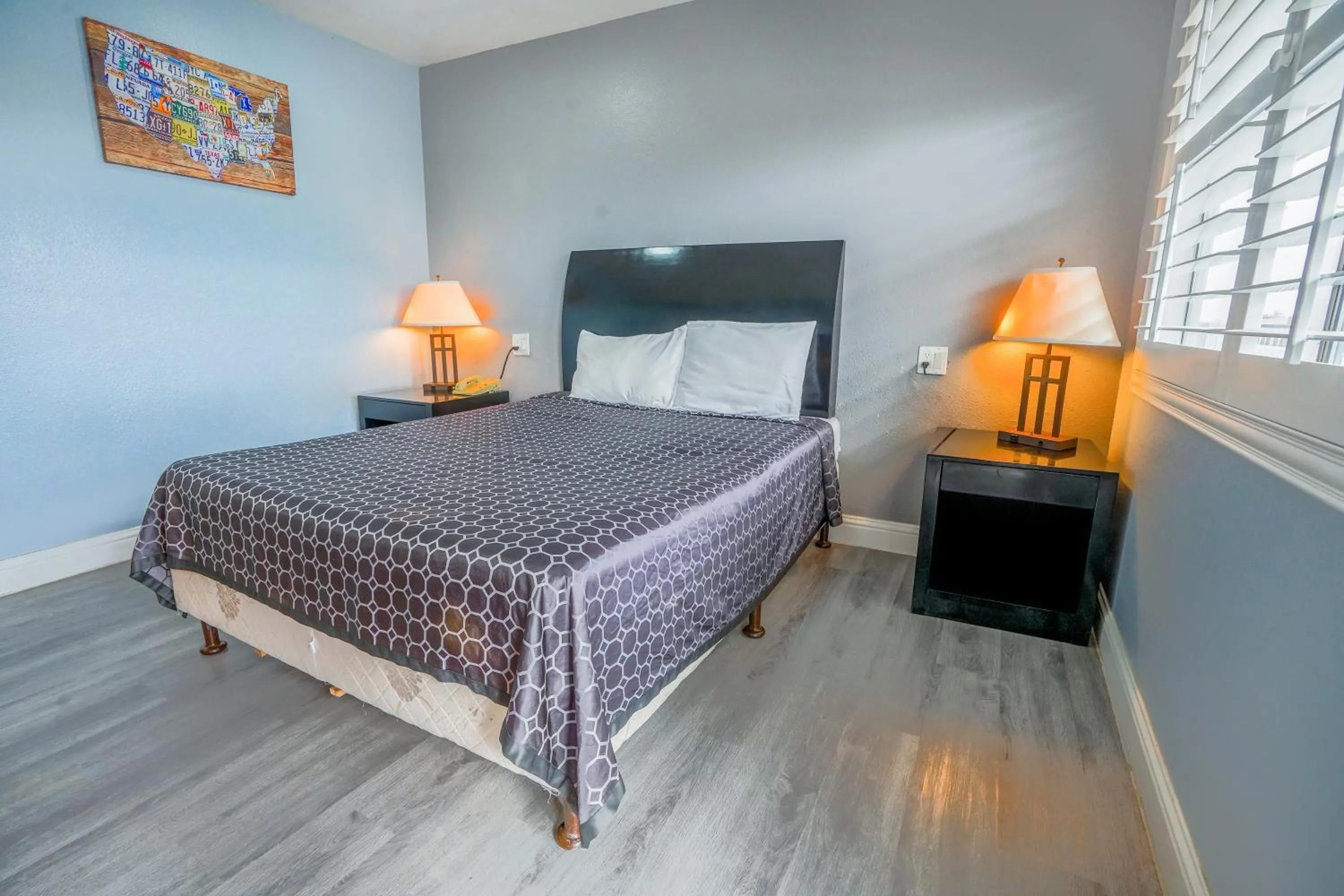 Bedroom, Bed in Economy Inn Buttonwillow Bakersfield I-5