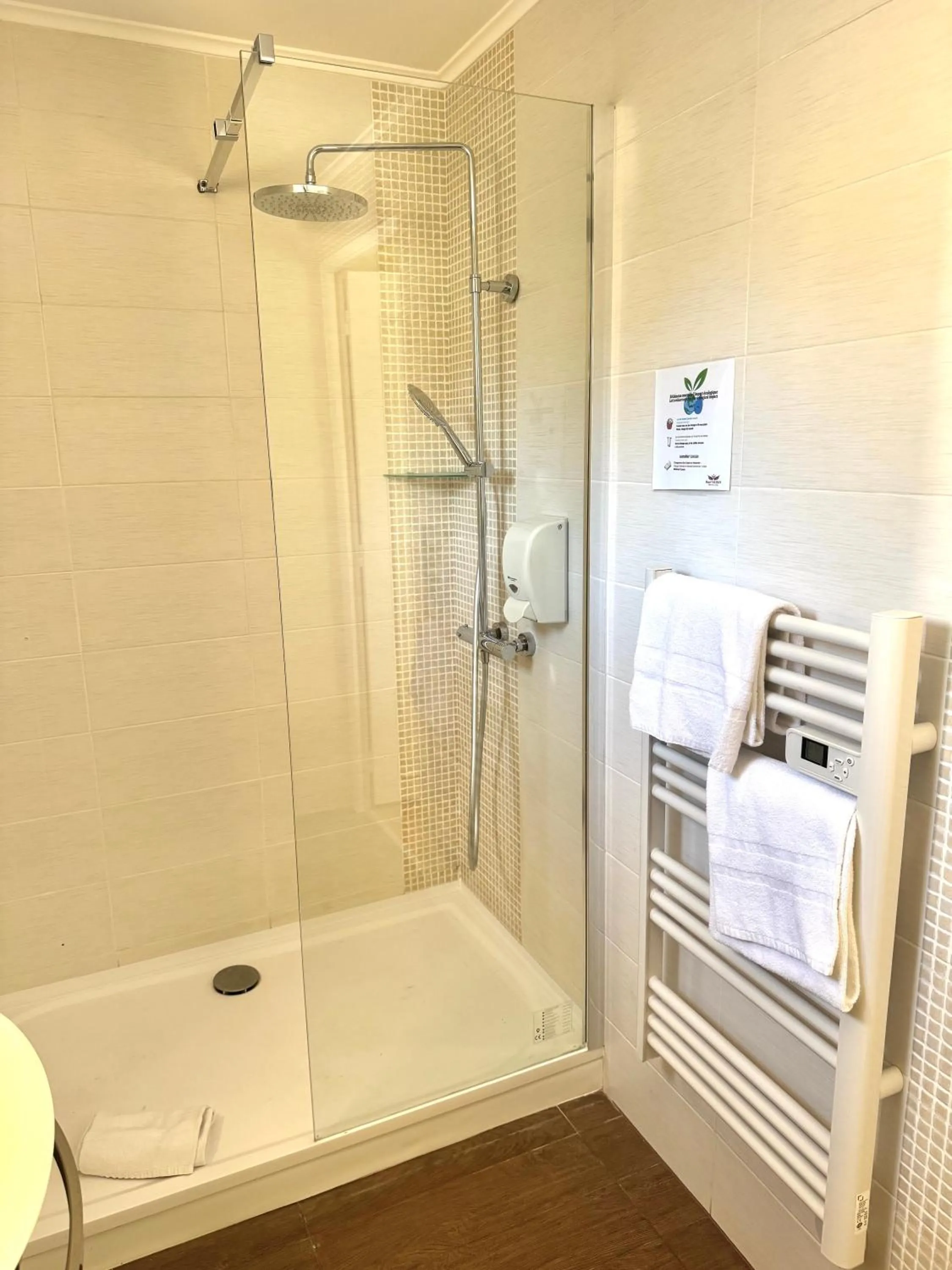 Shower in Hotel La Citadelle