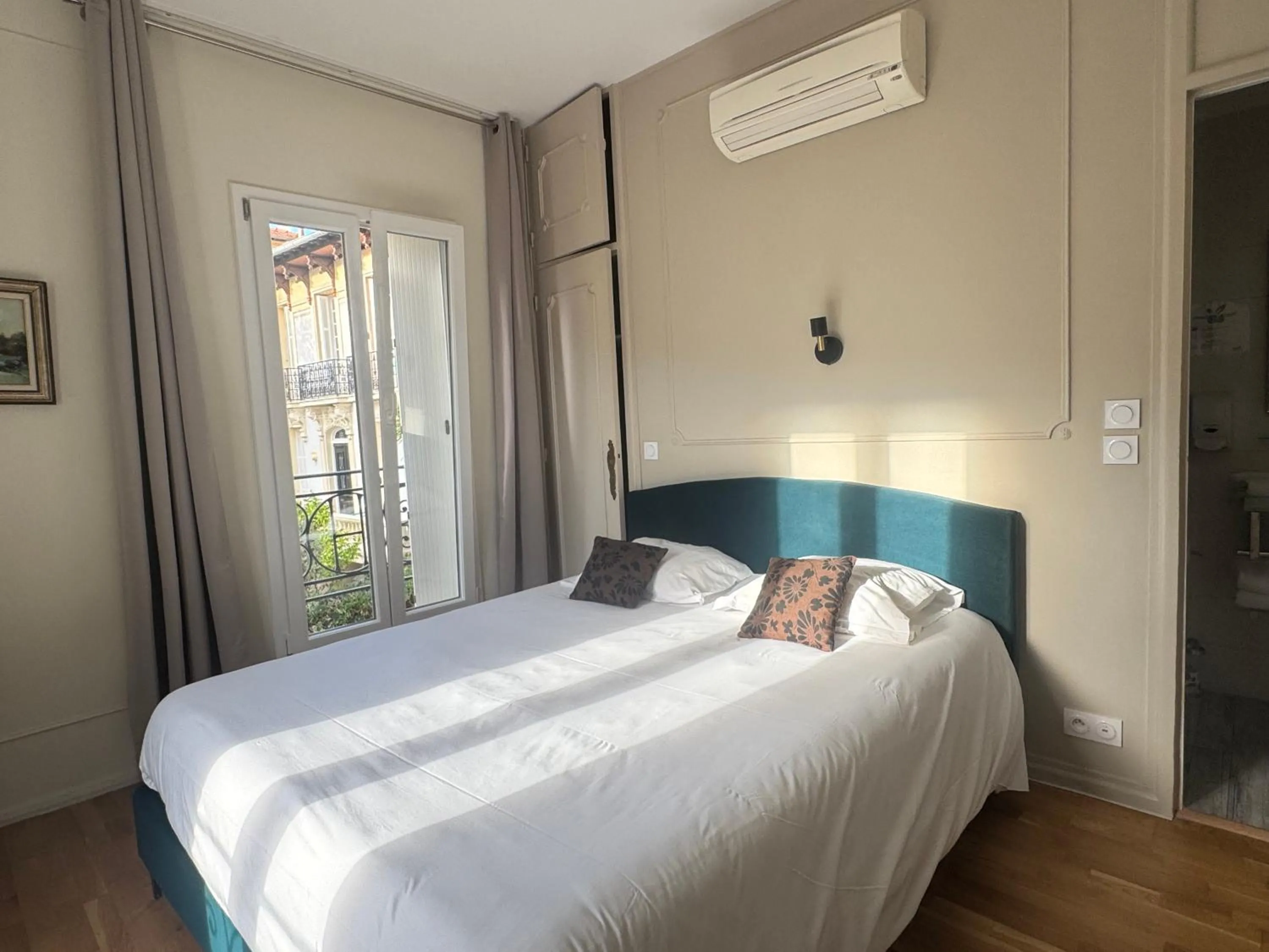 View (from property/room), Bed in Hotel La Citadelle