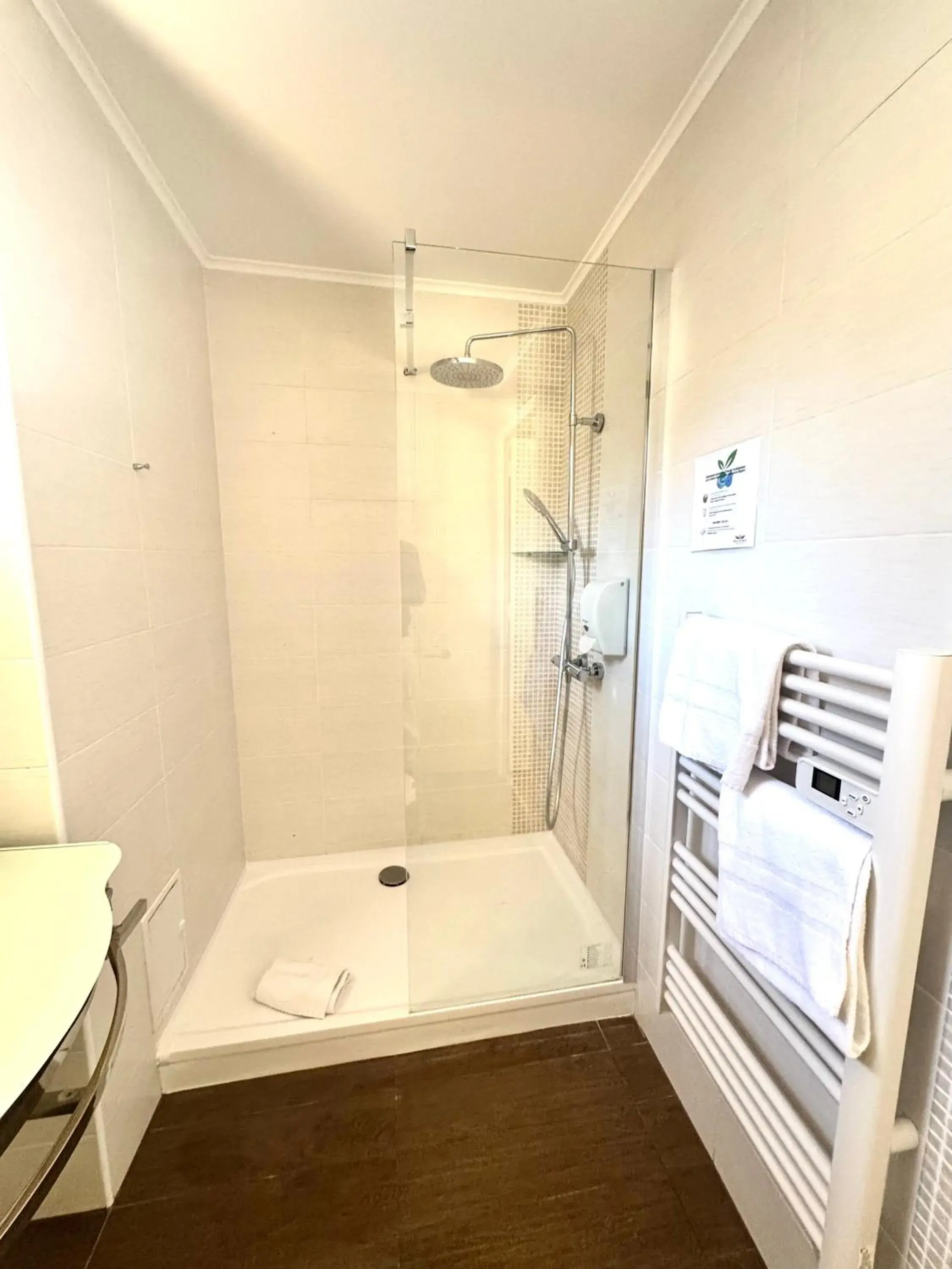 King Room - Disability Access in Hotel La Citadelle King Room - Disability Access in Hotel La Citadelle