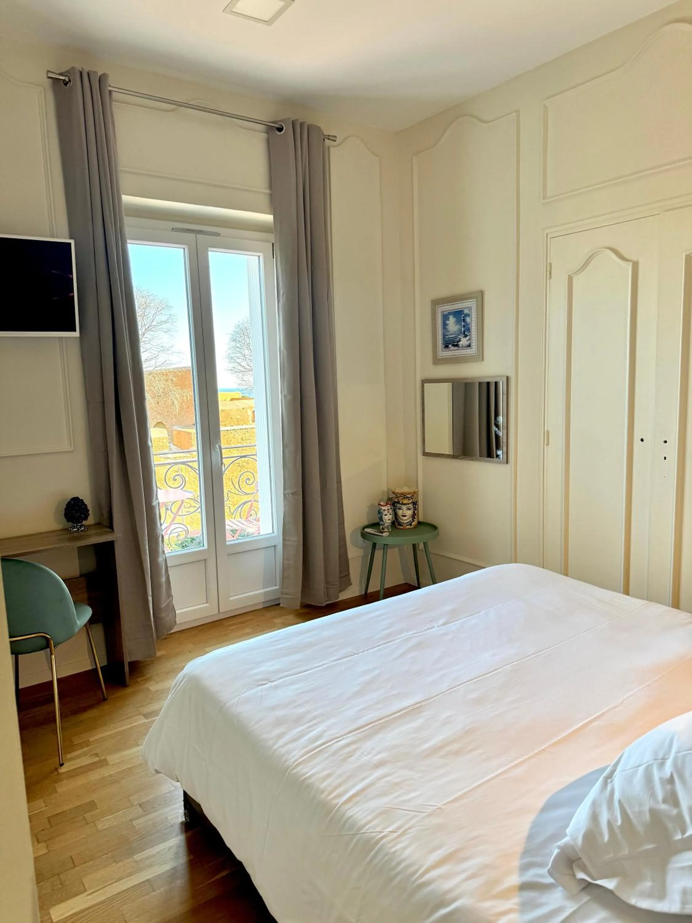 TV and multimedia, Bed in Hotel La Citadelle
