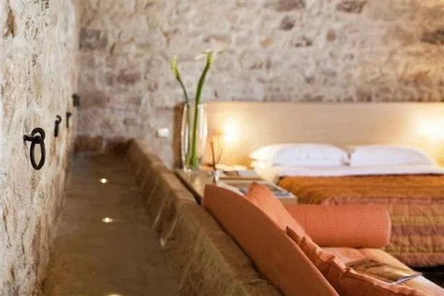 Decorative detail, Bed in Casato Licitra