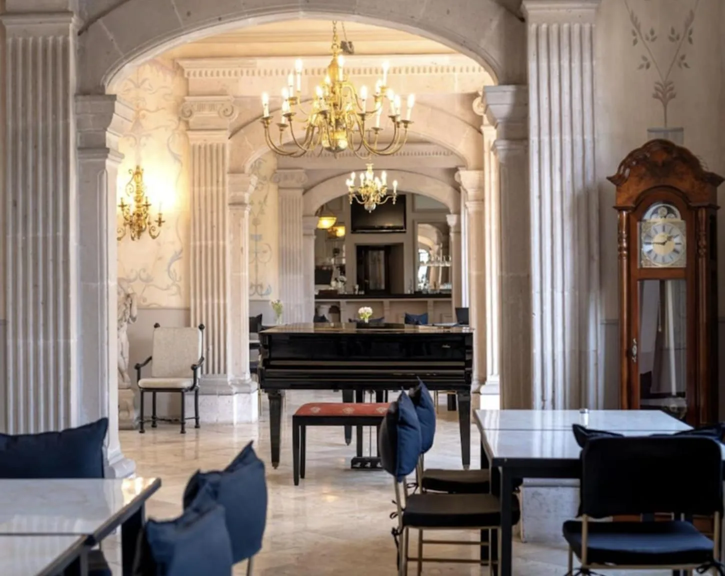 Restaurant/places to eat in Hotel Alameda Grand