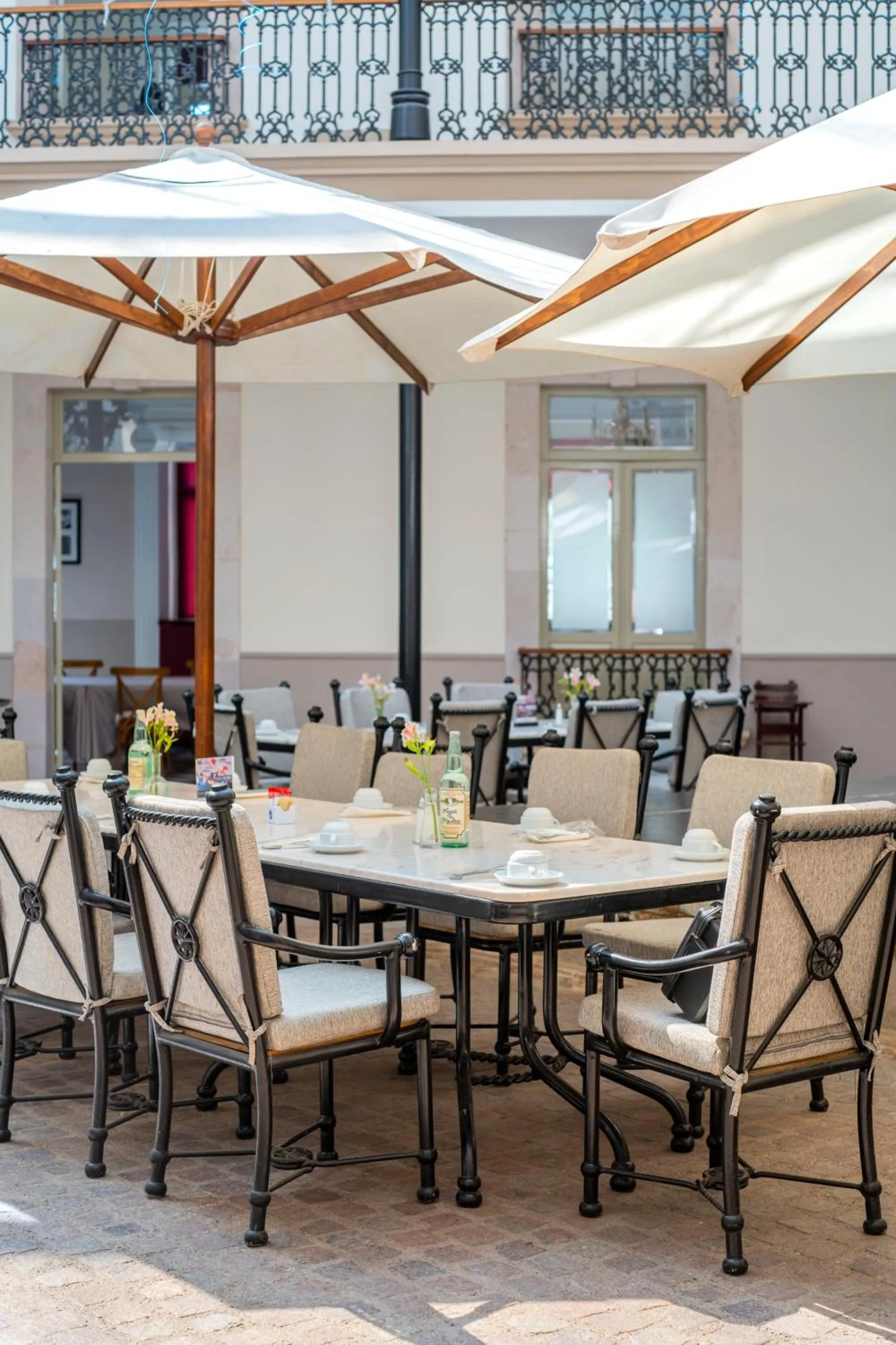 Restaurant/places to eat in Hotel Alameda Grand