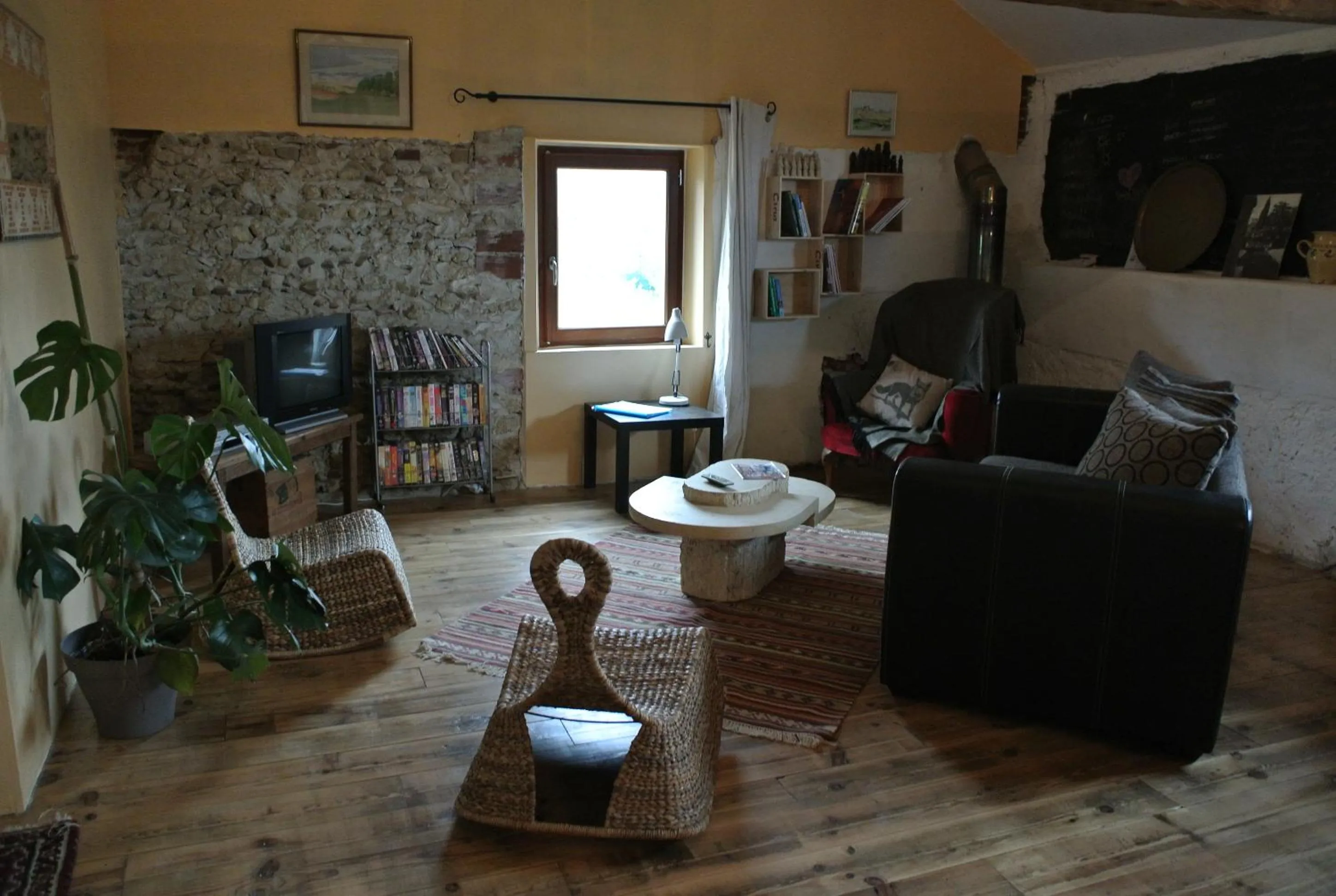 Communal lounge/ TV room in Viella Vacances