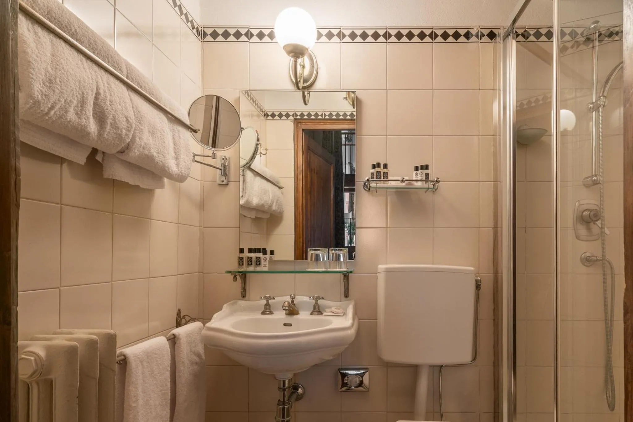 Shower in Loggiato Dei Serviti