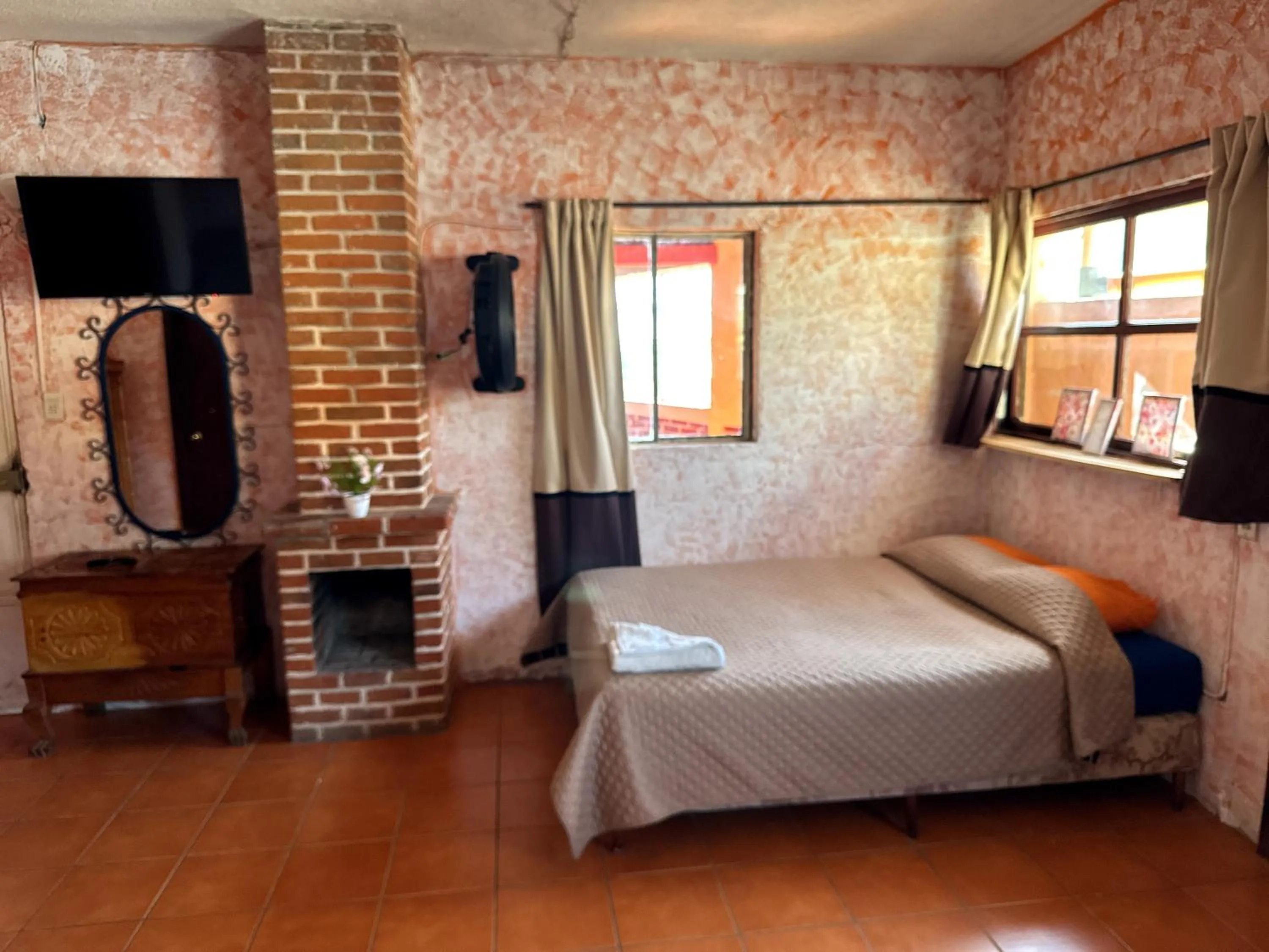 Communal lounge/ TV room, Bed in Hotel Hanna Resort