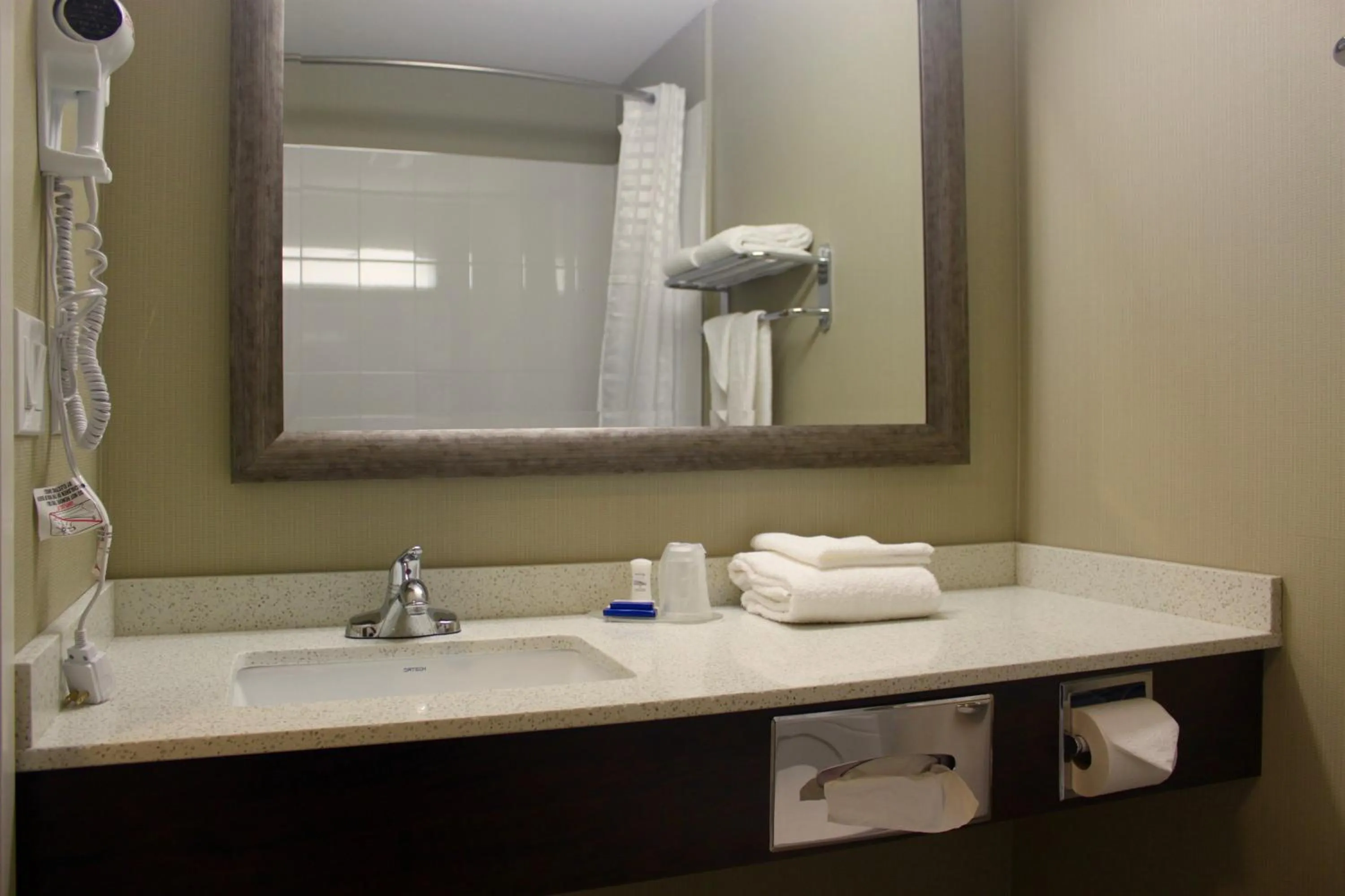 Bathroom in Meridian Inn & Suites Lloydminster