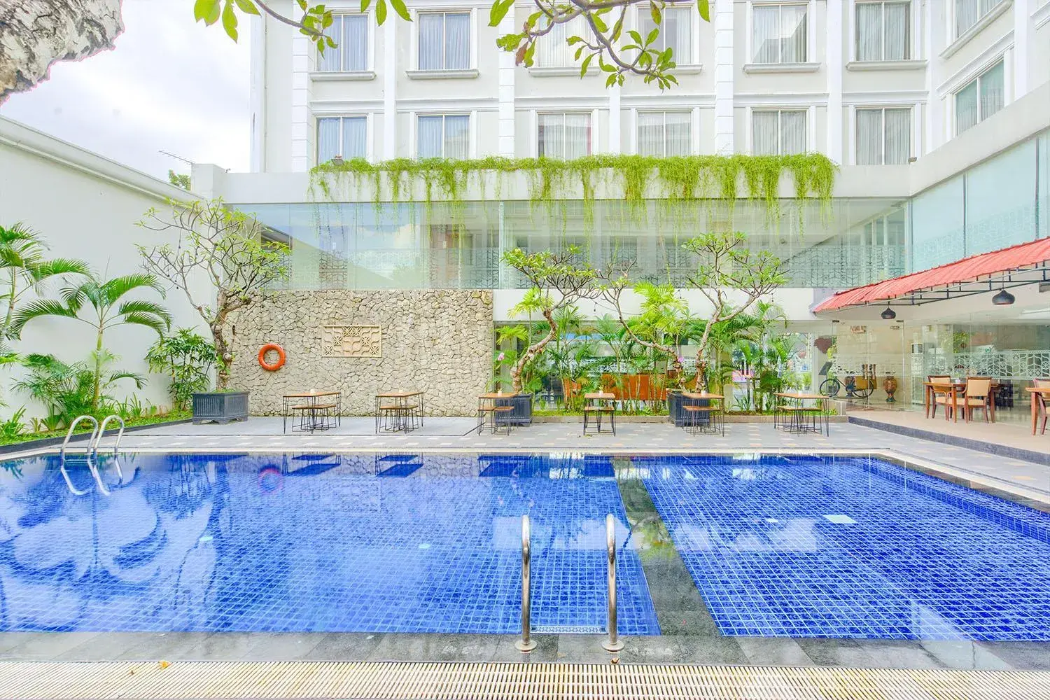 Swimming pool in 1O1 URBAN Heritage Yogyakarta Lynn Prawirotaman Swimming pool in 1O1 URBAN Heritage Yogyakarta Lynn Prawirotaman