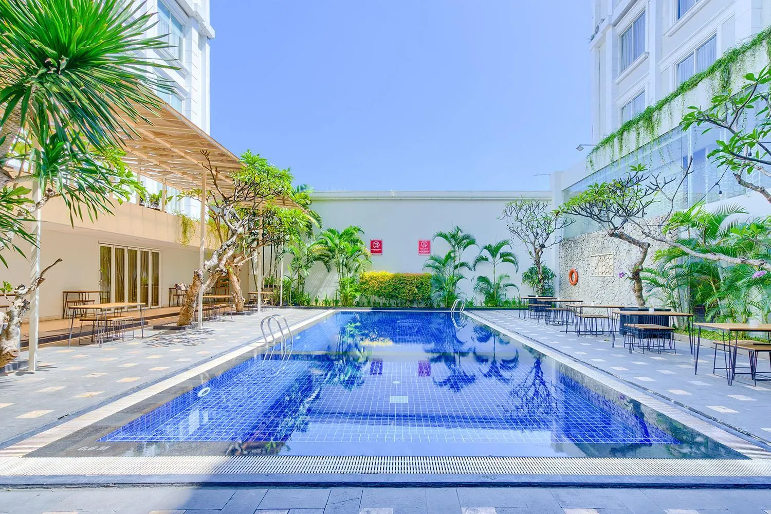 Swimming pool in 1O1 URBAN Heritage Yogyakarta Lynn Prawirotaman