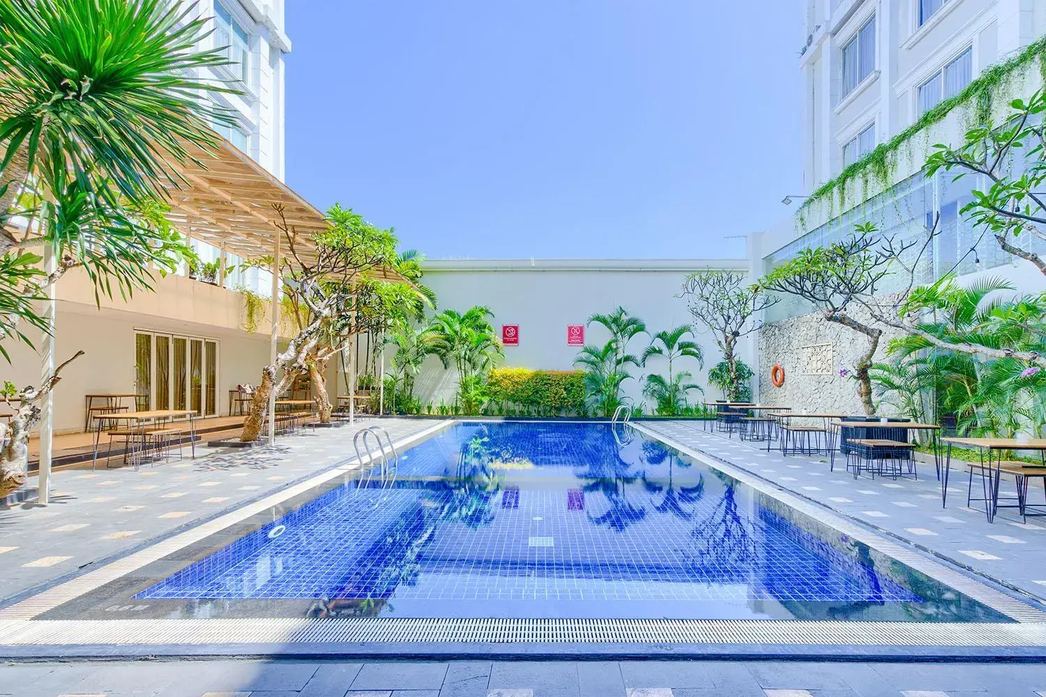 Swimming pool in 1O1 URBAN Heritage Yogyakarta Lynn Prawirotaman Swimming pool in 1O1 URBAN Heritage Yogyakarta Lynn Prawirotaman