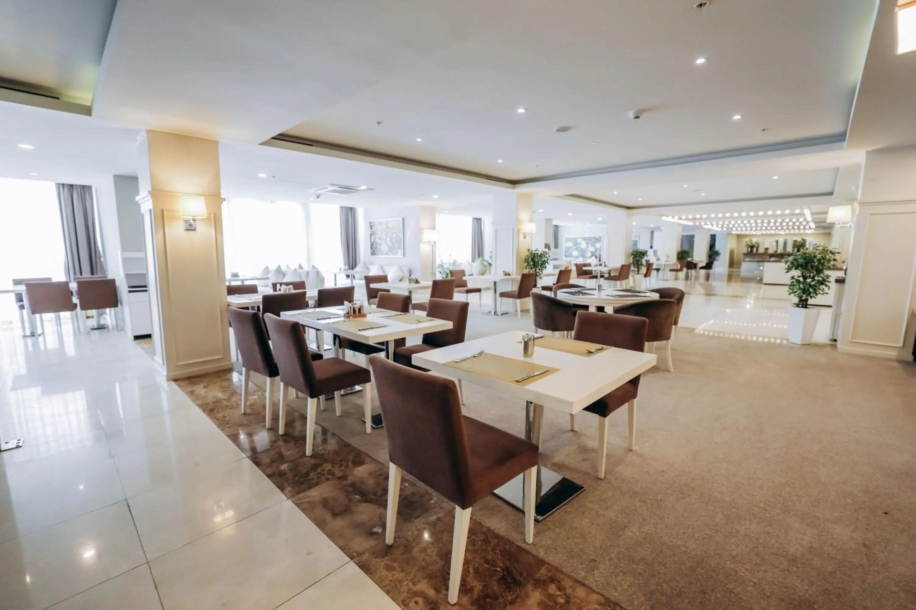 Restaurant/places to eat in Sahil Hotel Baku