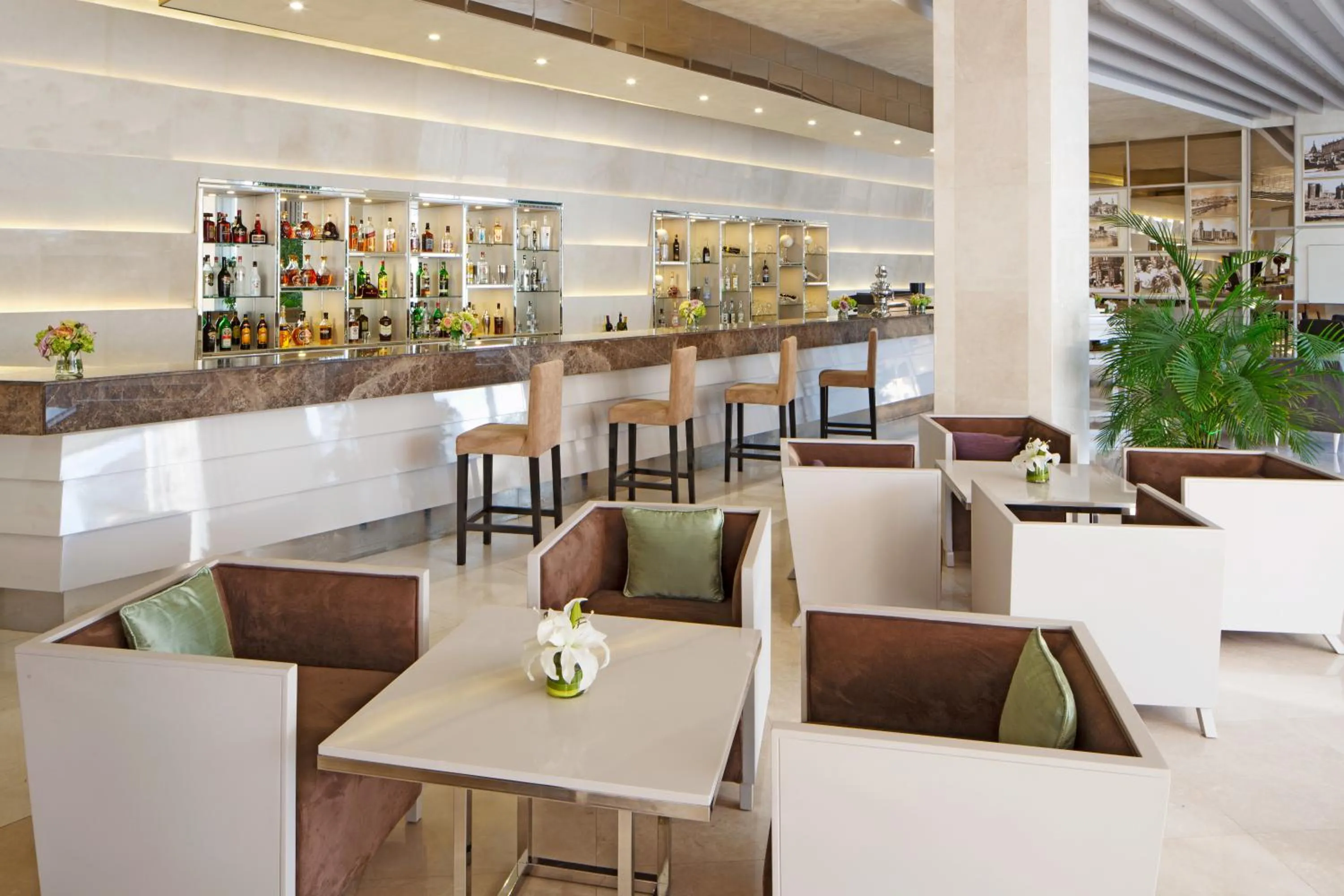 Lounge or bar in Sahil Hotel Baku