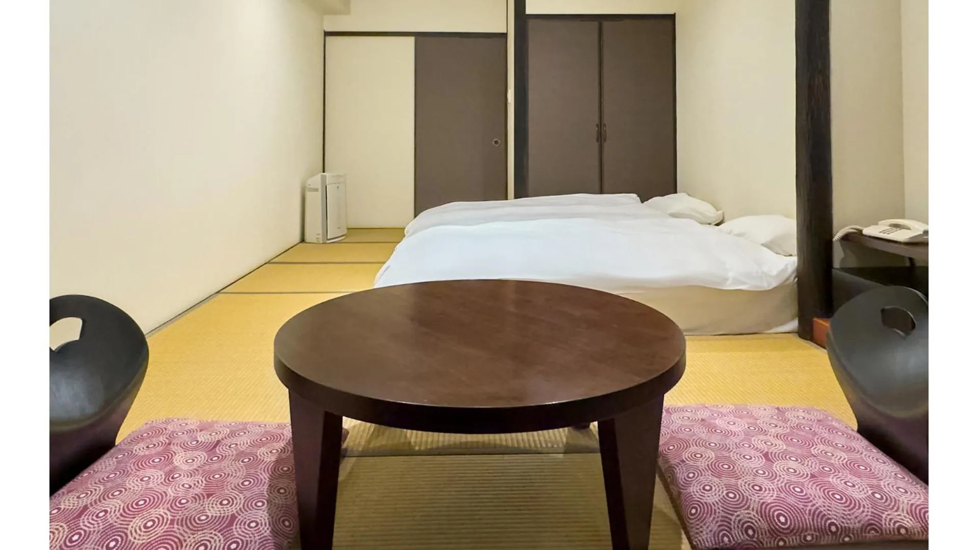 Bed in Hotel Shosenkaku Romankan