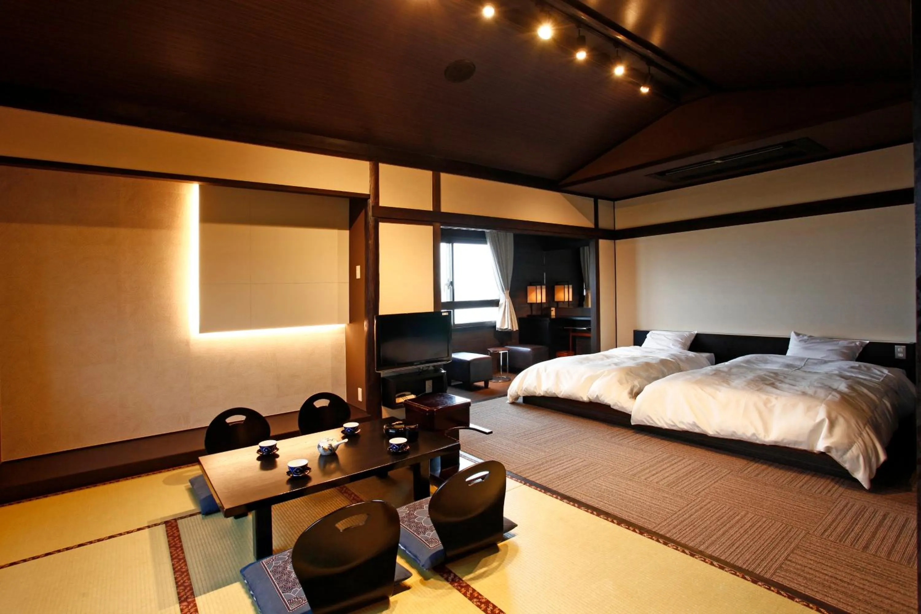Living room, Bed in Hotel Shosenkaku Romankan