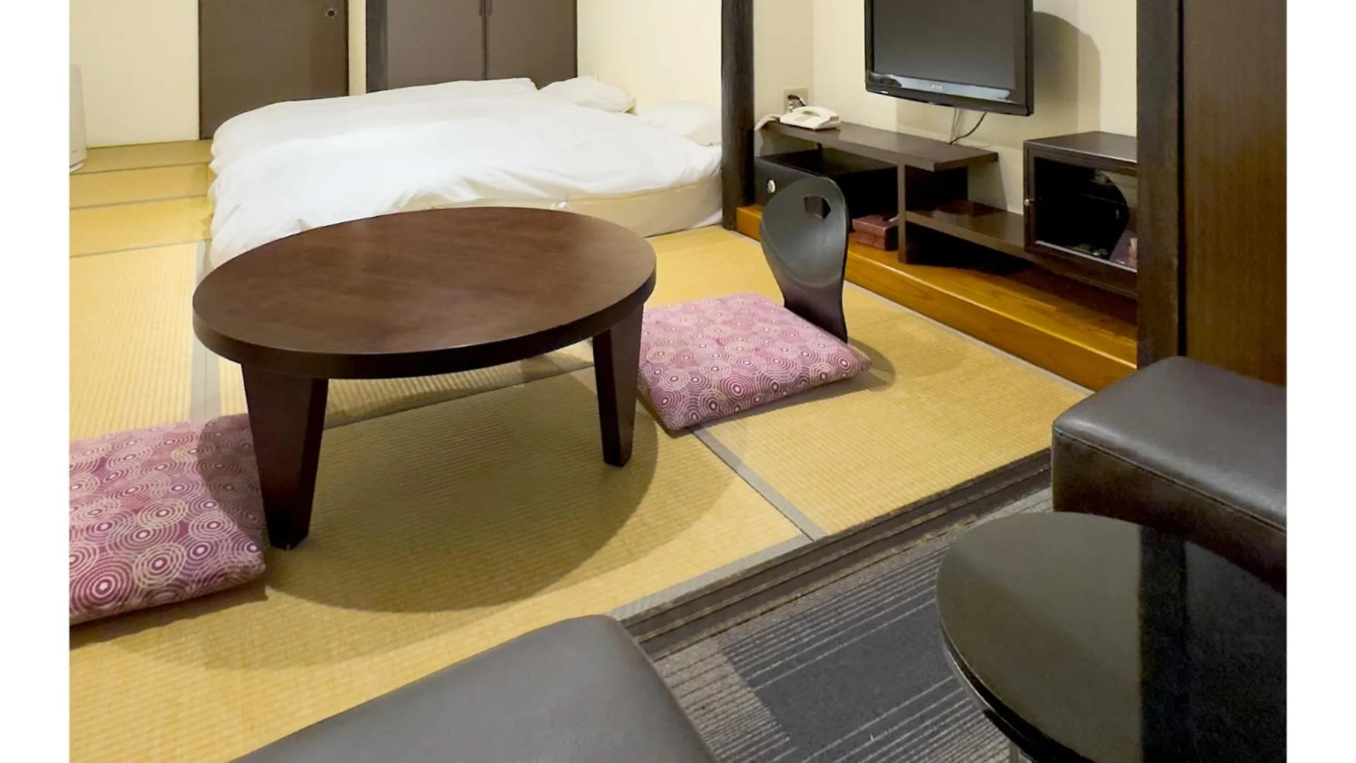 Bed in Hotel Shosenkaku Romankan