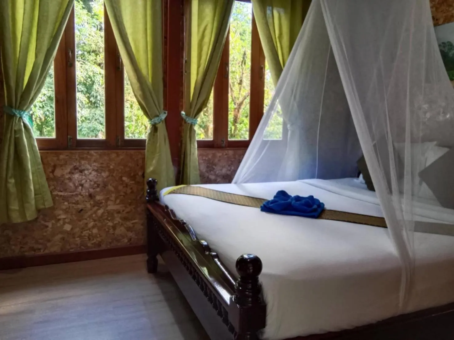 Bed in Tree Tops River Huts