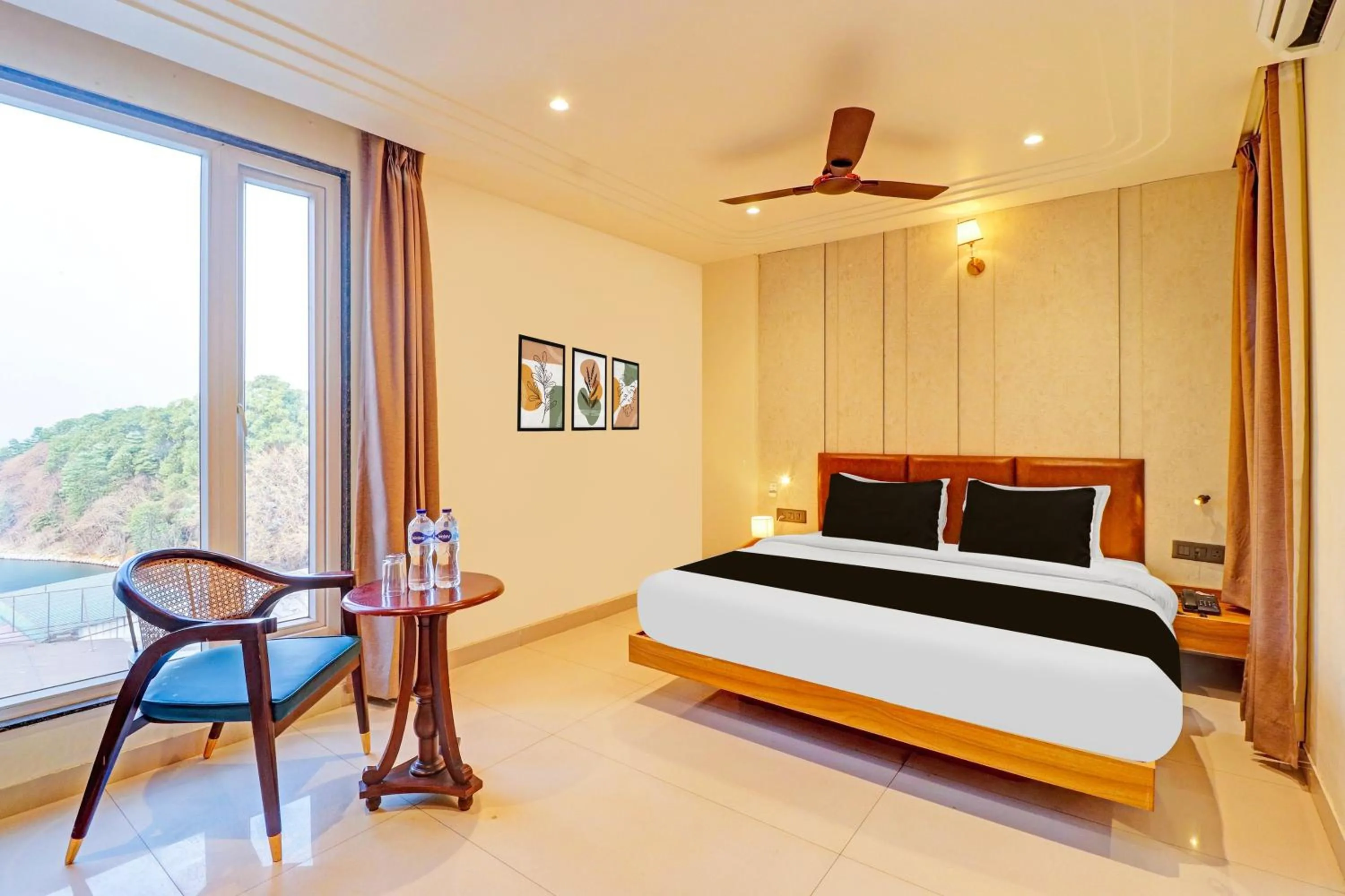 Bedroom, Bed in Super Townhouse Patel Nagar Near Saharanpur Chowk Dehradun
