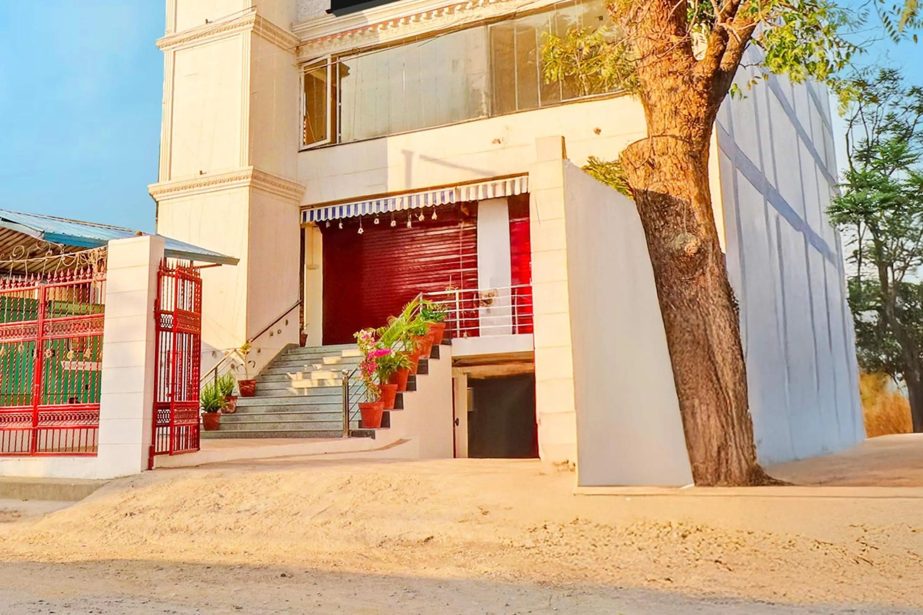 Facade/entrance in Super Townhouse Patel Nagar Near Saharanpur Chowk Dehradun