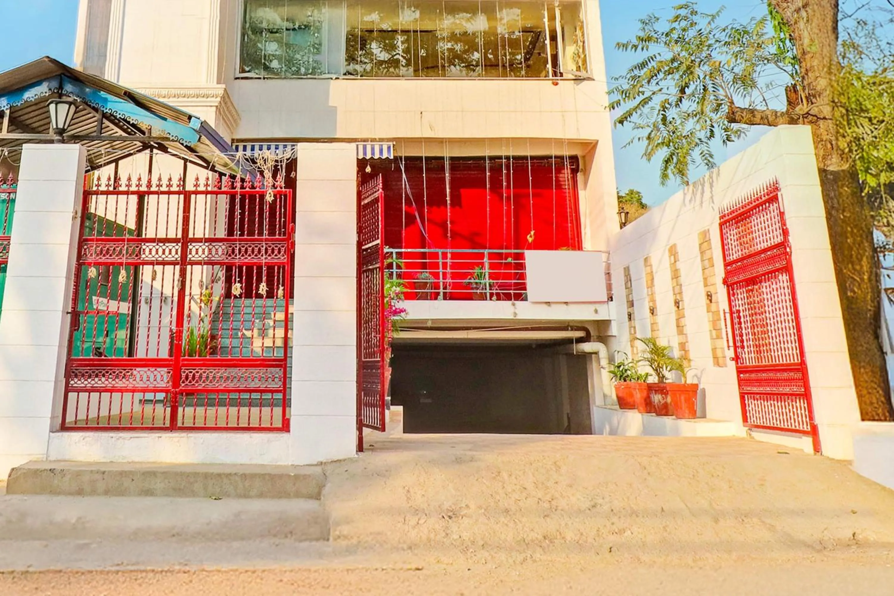 Facade/entrance in Super Townhouse Patel Nagar Near Saharanpur Chowk Dehradun