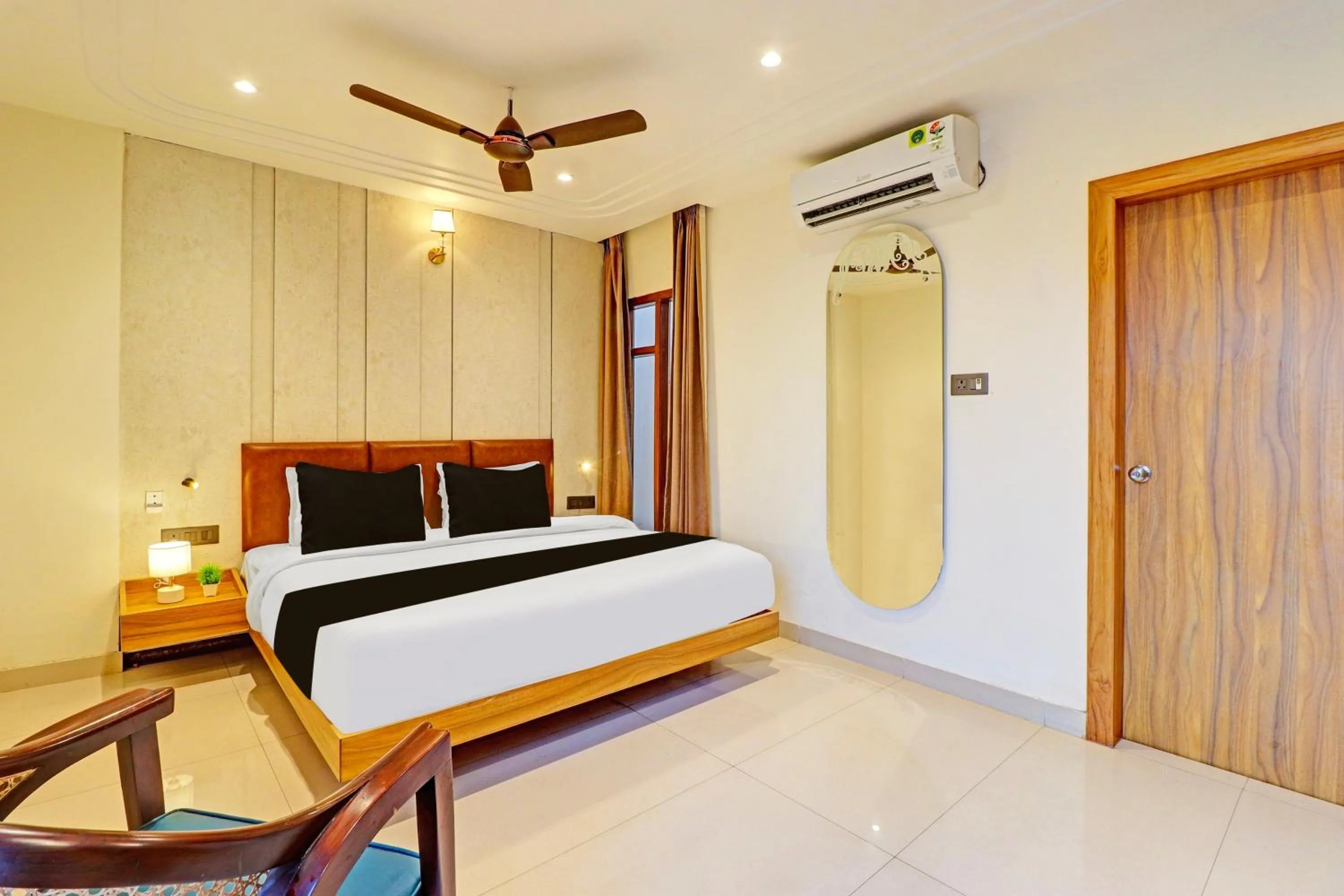 Bedroom, Bed in Super Townhouse Patel Nagar Near Saharanpur Chowk Dehradun