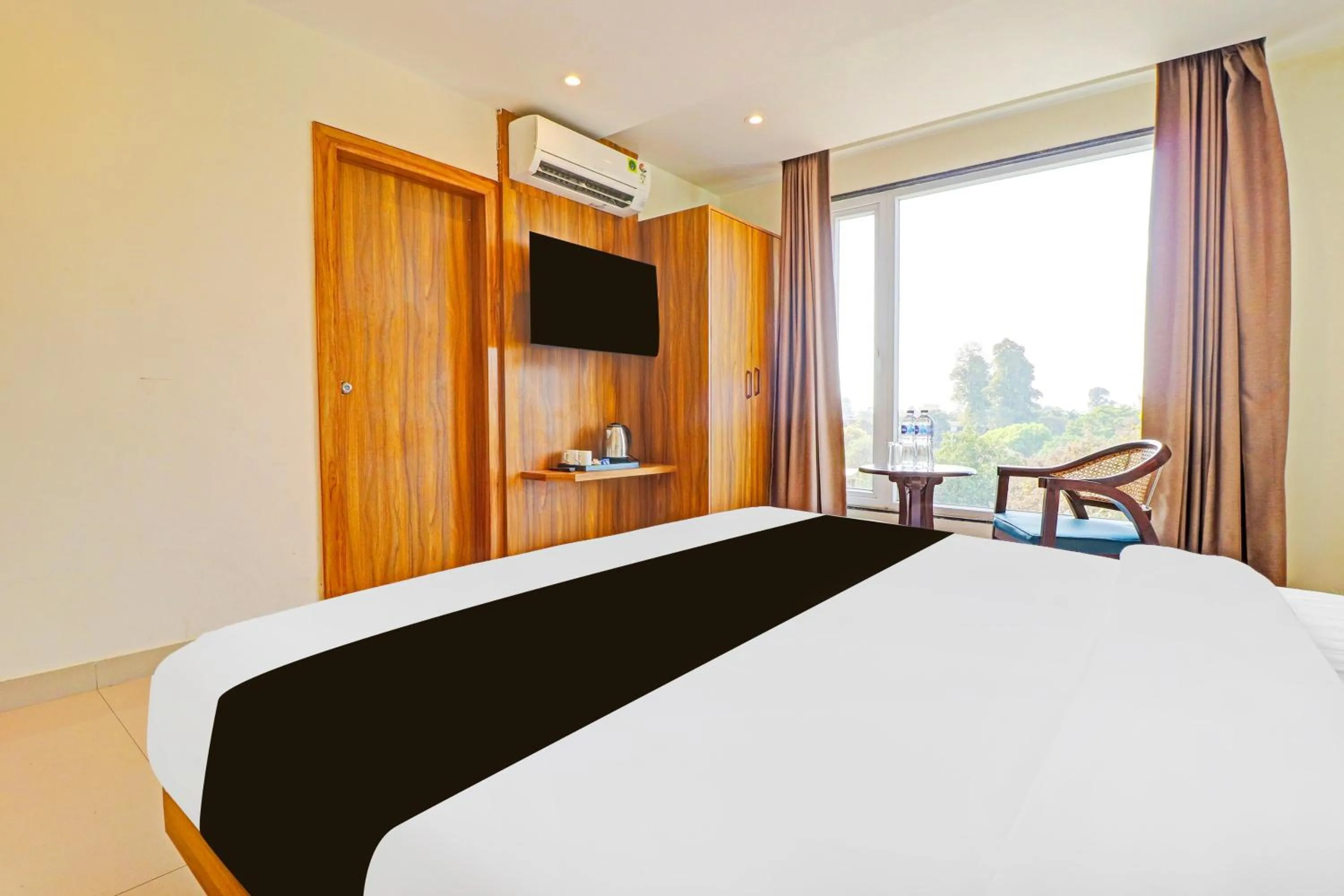 Bedroom, Bed in Super Townhouse Patel Nagar Near Saharanpur Chowk Dehradun