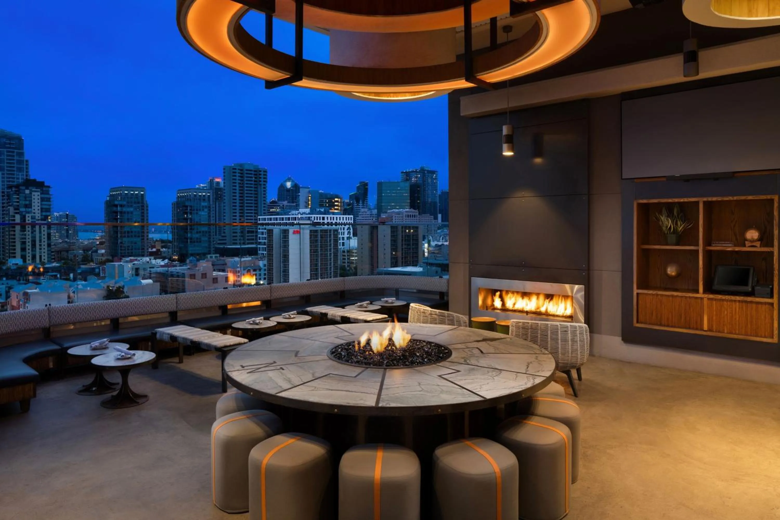 Restaurant/places to eat in Courtyard by Marriott San Diego Gaslamp/Convention Center