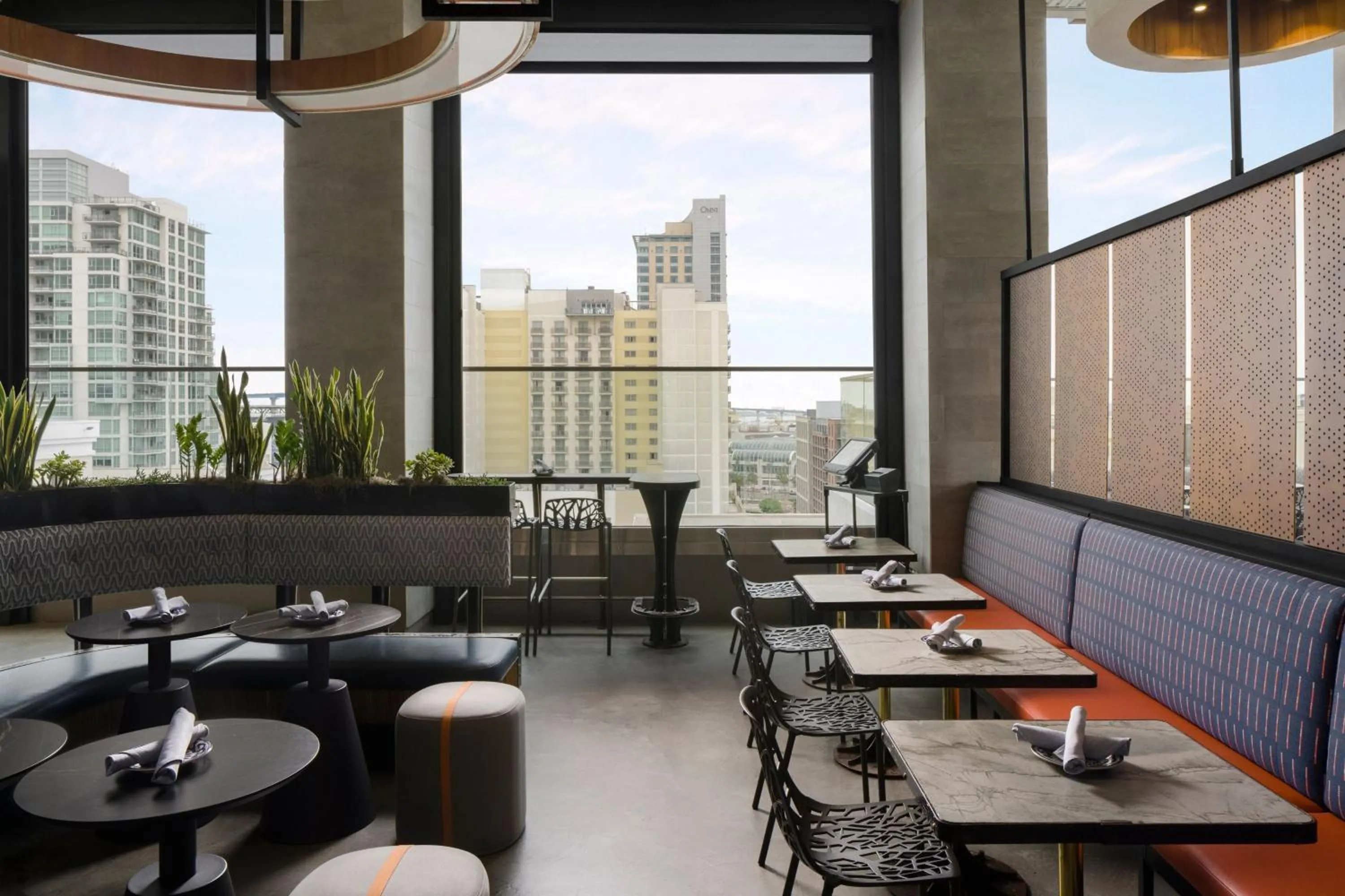Restaurant/places to eat in Courtyard by Marriott San Diego Gaslamp/Convention Center