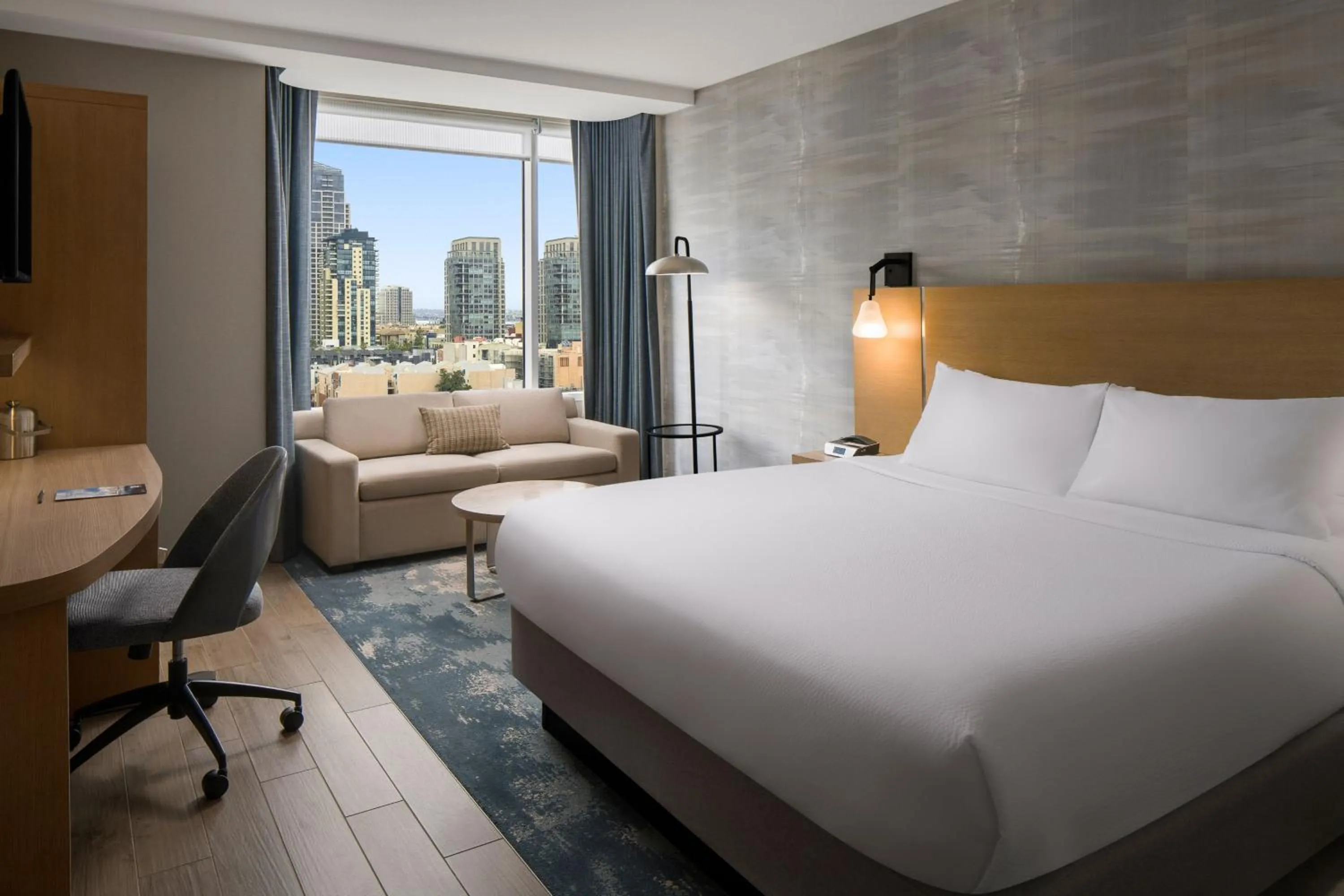 Photo of the whole room, Bed in Courtyard by Marriott San Diego Gaslamp/Convention Center